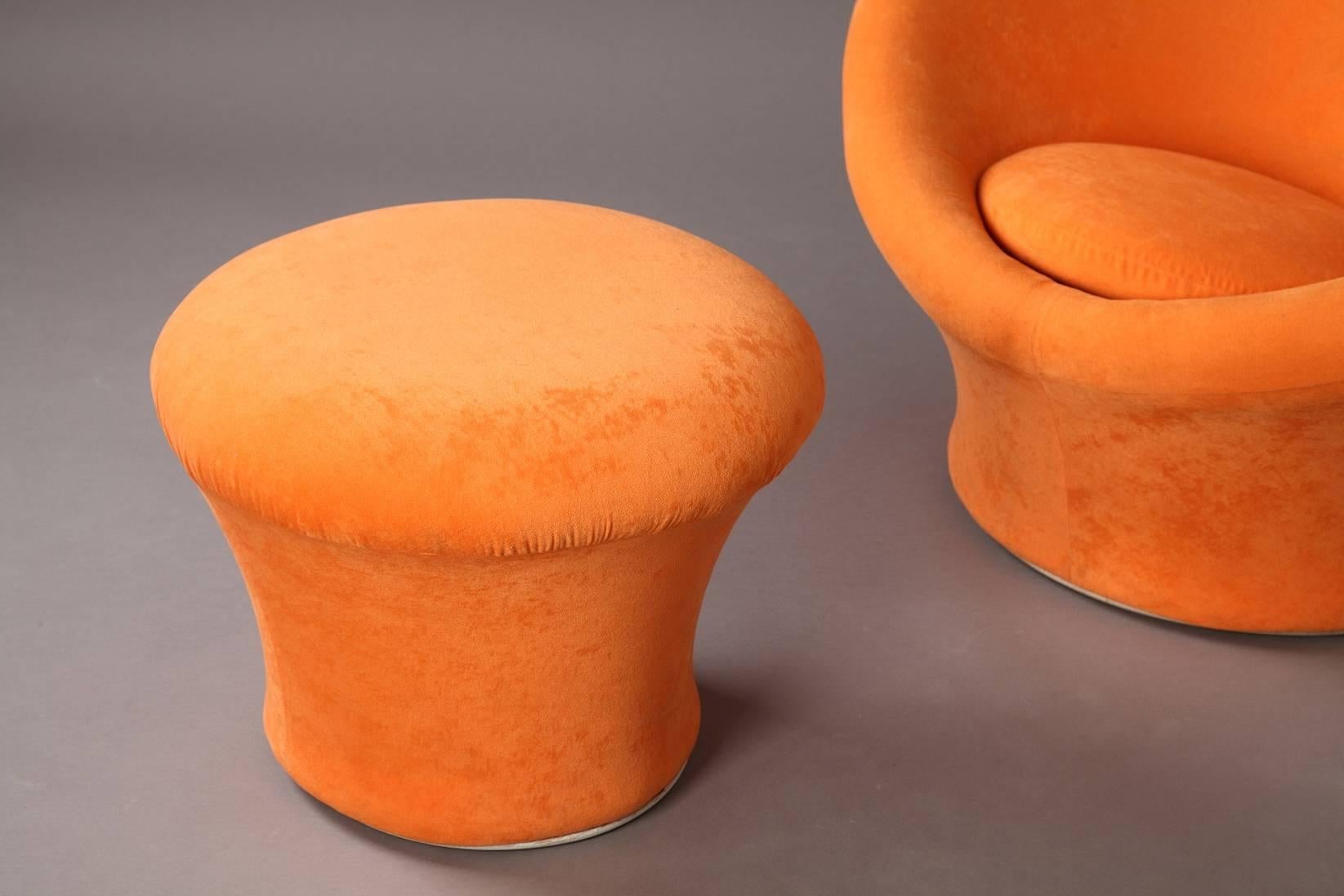 A mushroom set composed of one armchair and an ottoman with a steel tube frame, covered with orange fabric. Designed by Pierre Paulin (Paris, 1927 - Montpellier, 2009). Edited by Artifort.

With the Mushroom chairs, Pierre Paulin's objective was