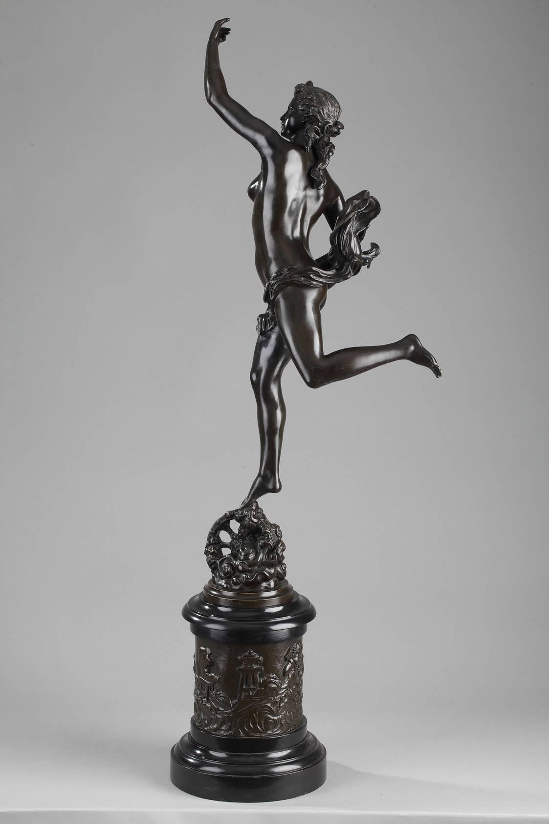 Imposante sculpture en bronze patiné représentant la Fortune. Elle est debout sur une roue et tient une corne d'abondance remplie de bijoux et de pièces de monnaie. Un tissu fluide orne ses hanches. La base cylindrique est ornée d'une frise de putti