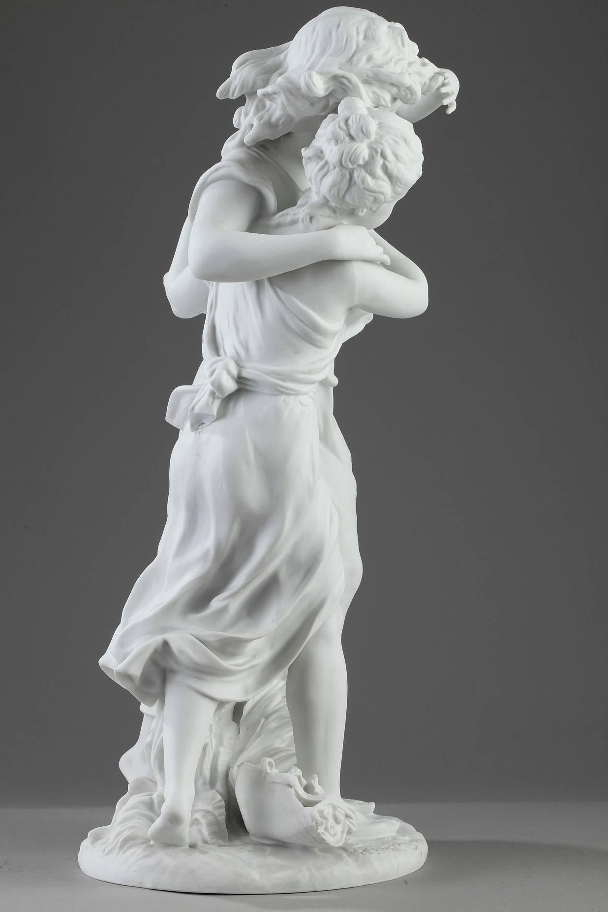 Grand biscuit en porcelaine d'après Hippolyte François Moreau (1832-1927). Elle représente une mère et sa fille se soutenant l'une l'autre alors qu'elles marchent ensemble dans un vent violent. Le mouvement des personnages est bien rendu : penchés