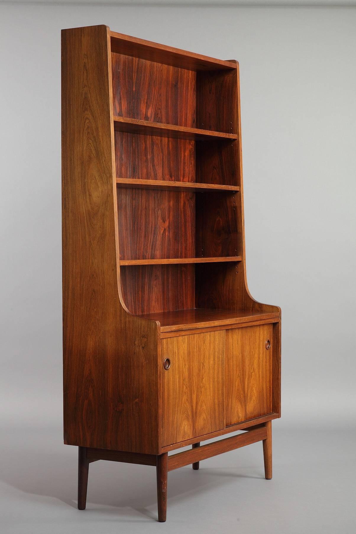 A rosewood bookcase by Johannes Sorth with three adjustable upper shelves and a container with sliding doors. Manufactured by Bornholms Mobelfabrik. Good vintage condition,

circa 1960
Dimension: W 39.4 in x D 16.9in x H 71.7in.
Dimension: L