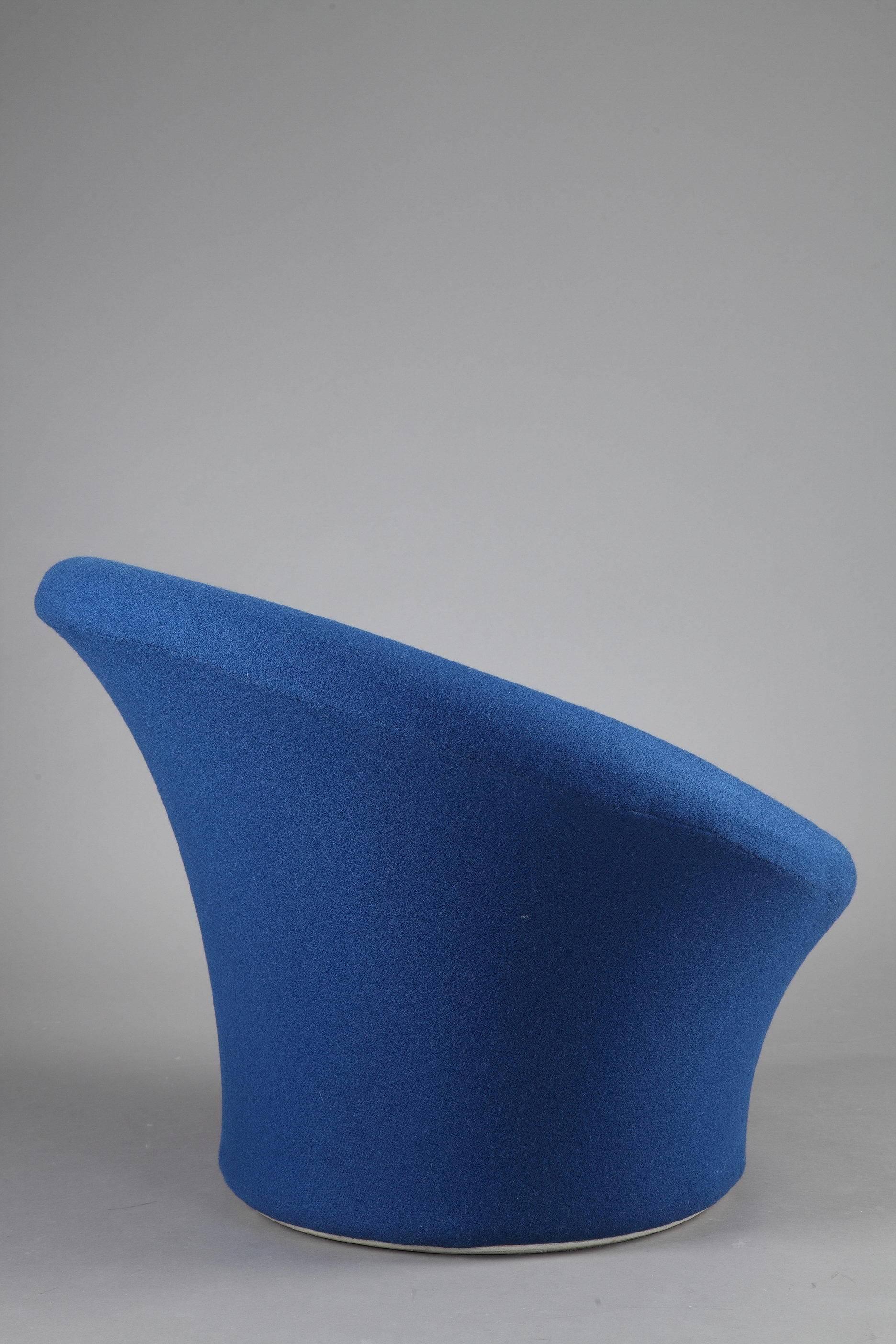 A mushroom set composed of an armchair and an ottoman with a steel tube frame. Designed by Pierre Paulin (Paris, 1927 - Montpellier, 2009). Edited by Artifort. New upolstery with blue fabric.

Measures: Armchair: L: 80 cm, P: 80 cm, H: 65