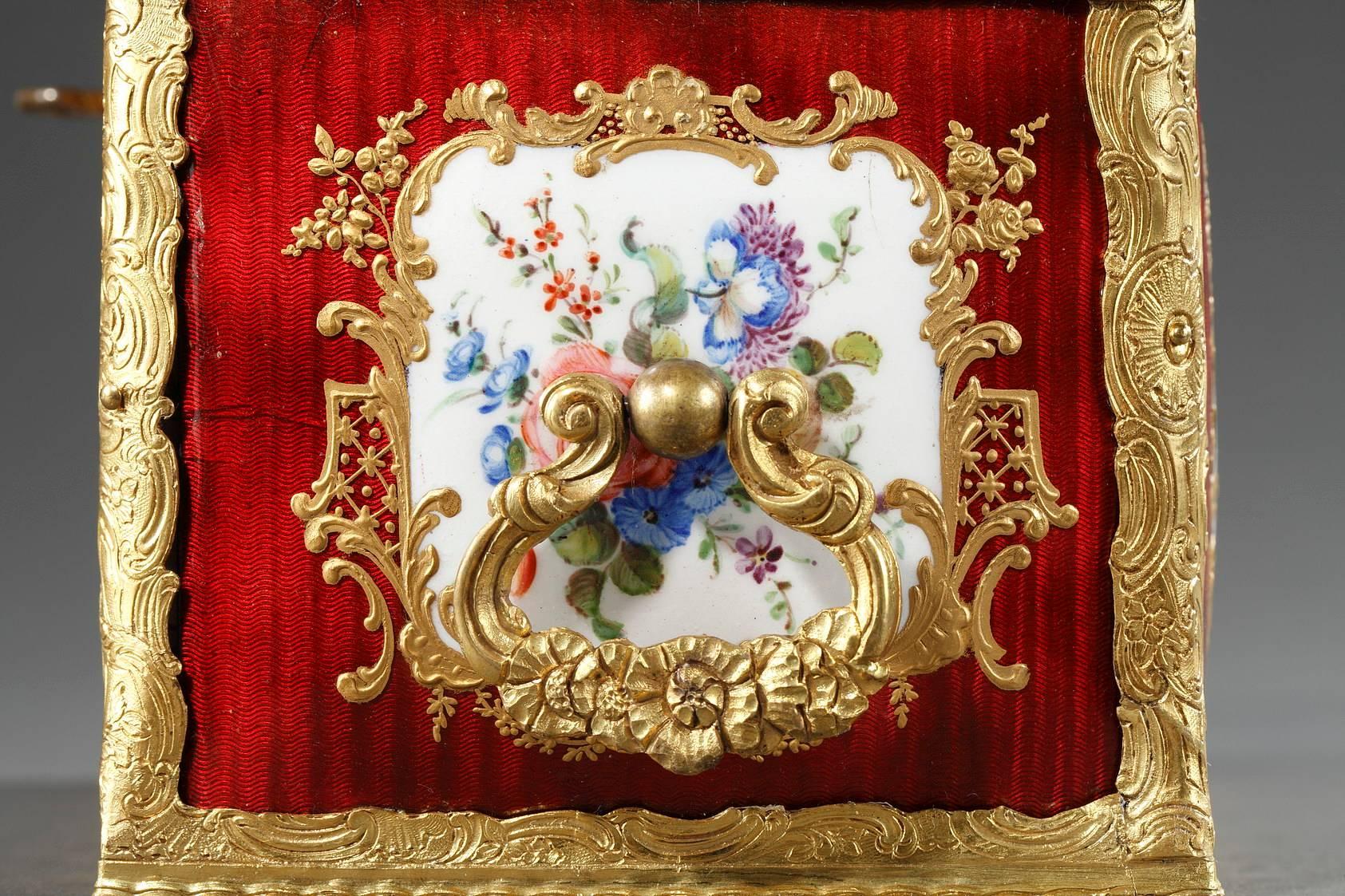 Mid-19th Century Red Enameled Keepsake Box with Mythological Scene In Good Condition In Paris, FR