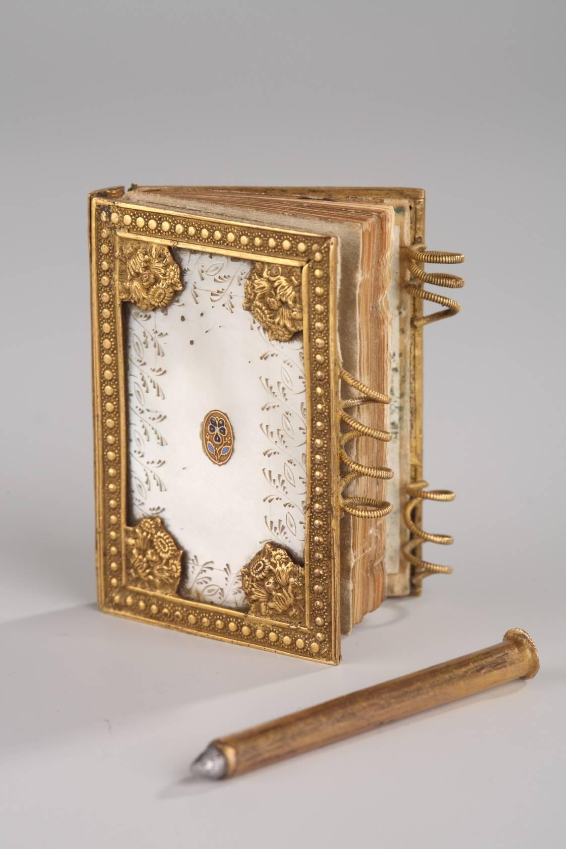 Restauration 19th Century Dance Card in Mother-of-Pearl and Gilded Bronze, Palais-Royal Work