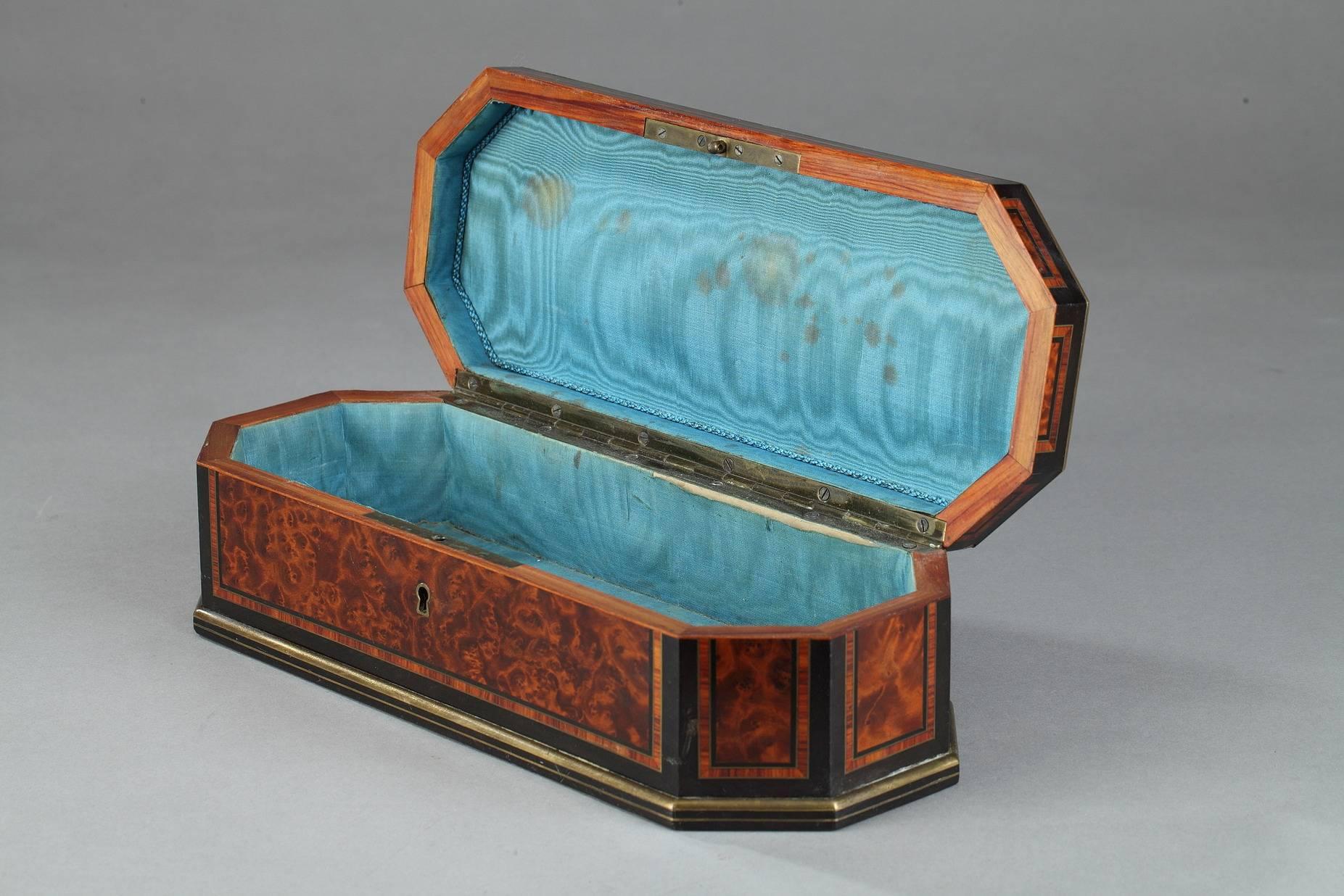 Mid-19th Century Wood Casket with Brass and Mother-of-Pearl Decoration In Good Condition In Paris, FR
