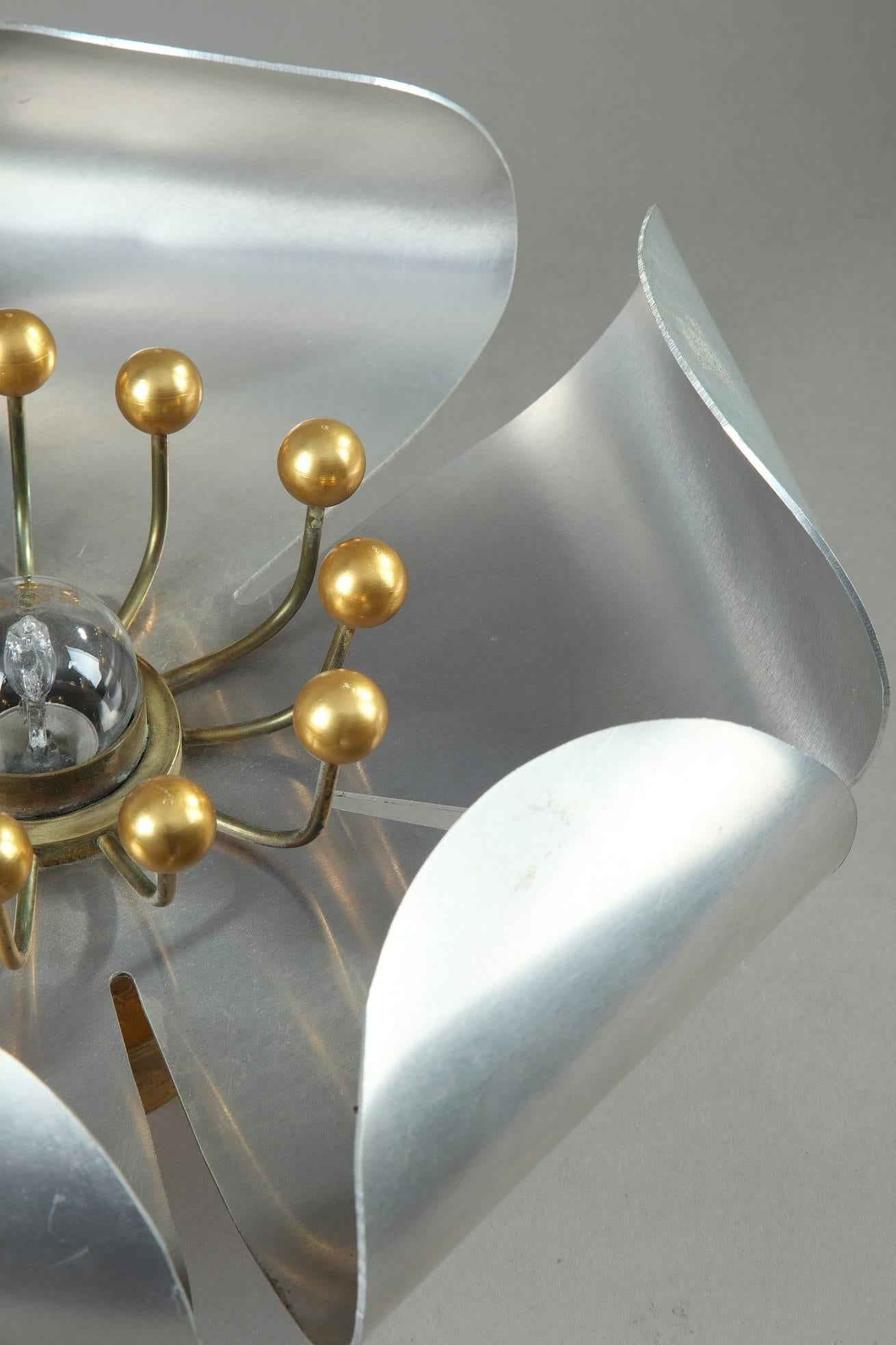 1970s chrome-plated and brass pistil-shaped wall light. The use of silver and gold colours creates an exquisite effect. Some very light scratches on the metal,


circa 1970
Dimensions: W 15 in, D 15in, H 6.7in.
Dimensions: L 38cm, P 38cm, H 17cm.