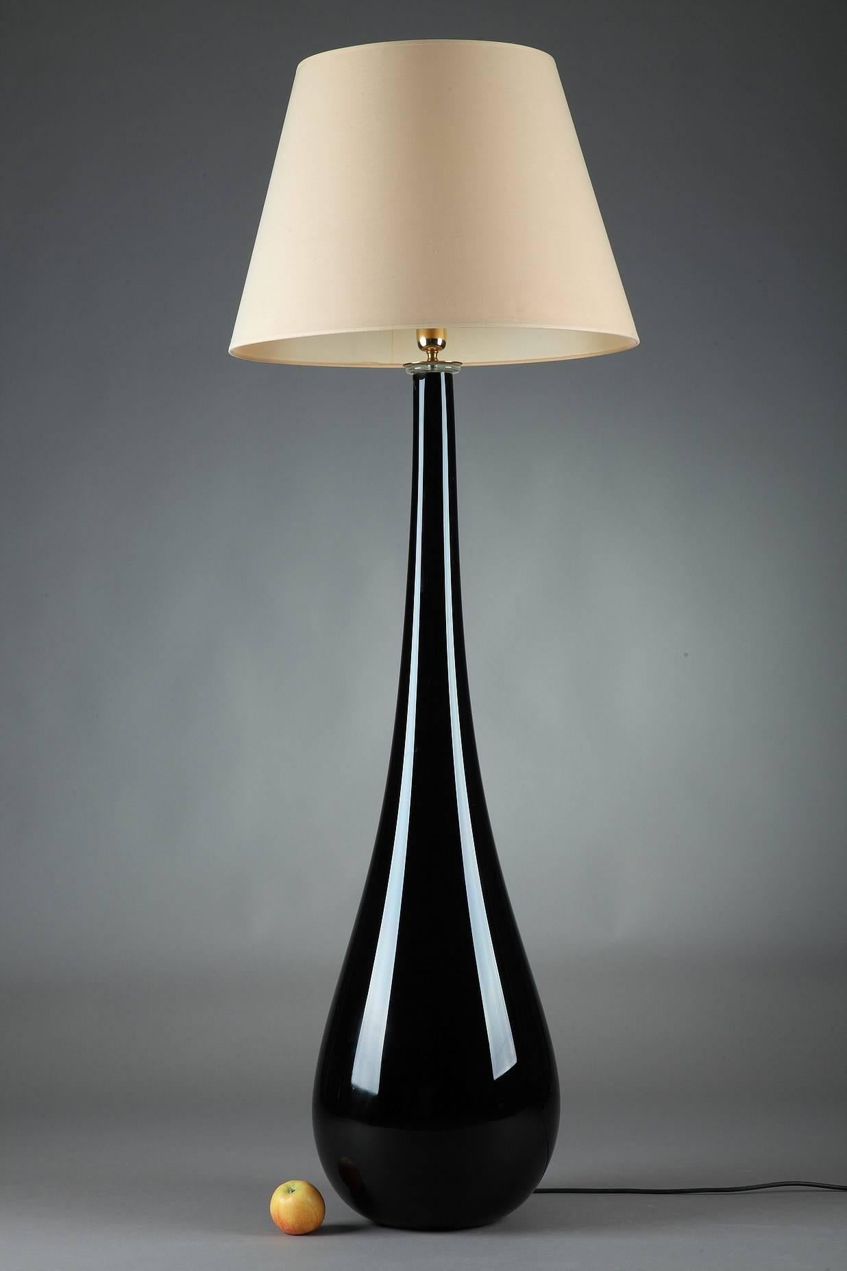 Large black coloured glass lamp, provided with a white conical lampshade on a baluster foot. Italian work of the 1970s. Very good condition.

Measures: H. without lampshade: 122 cm.
H. with lampshade: 153 cm,

circa 1970
Dimension: W 21.7 in x