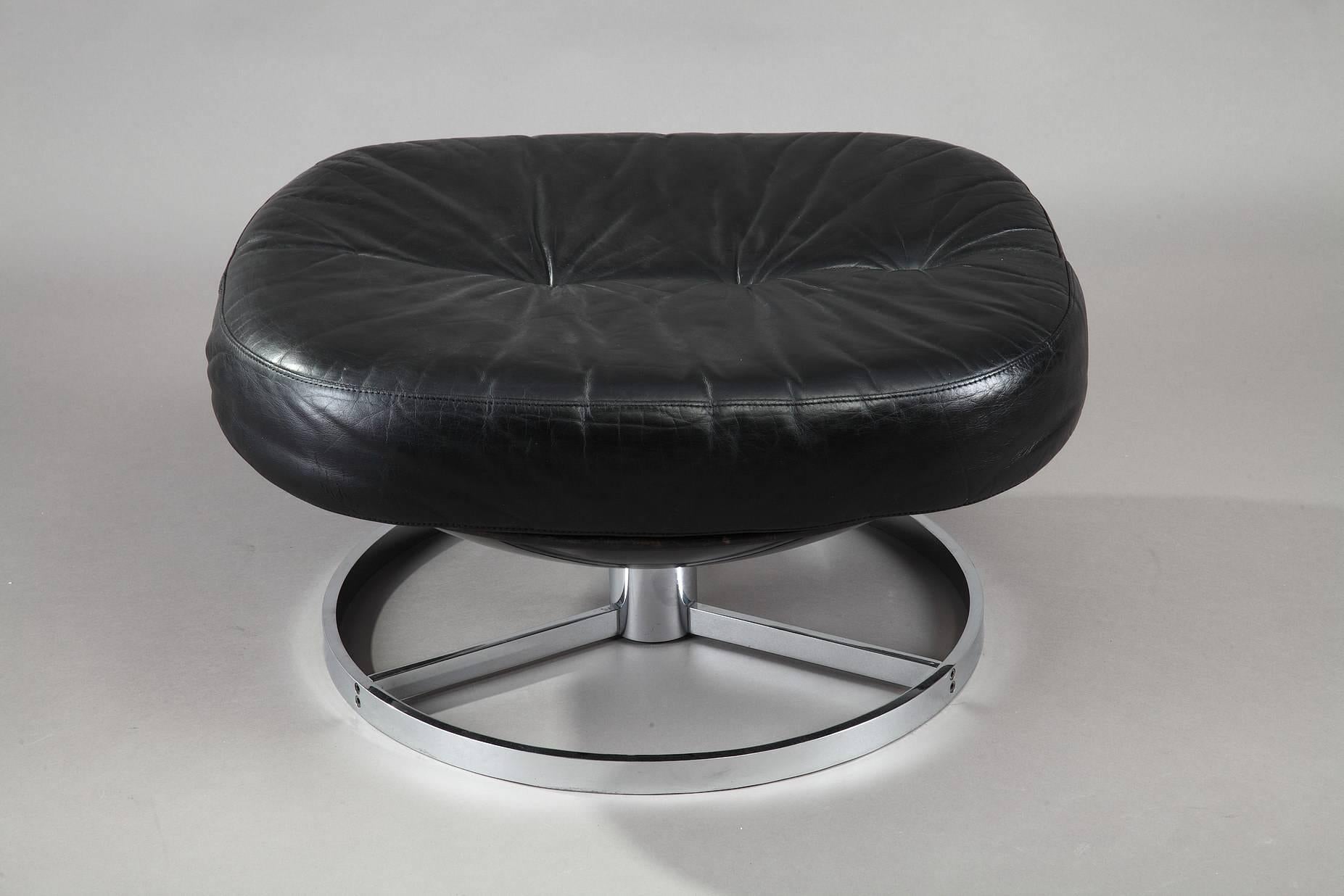 Pair of Swivel Armchairs and Ottoman in Fiberglass and Leather 3