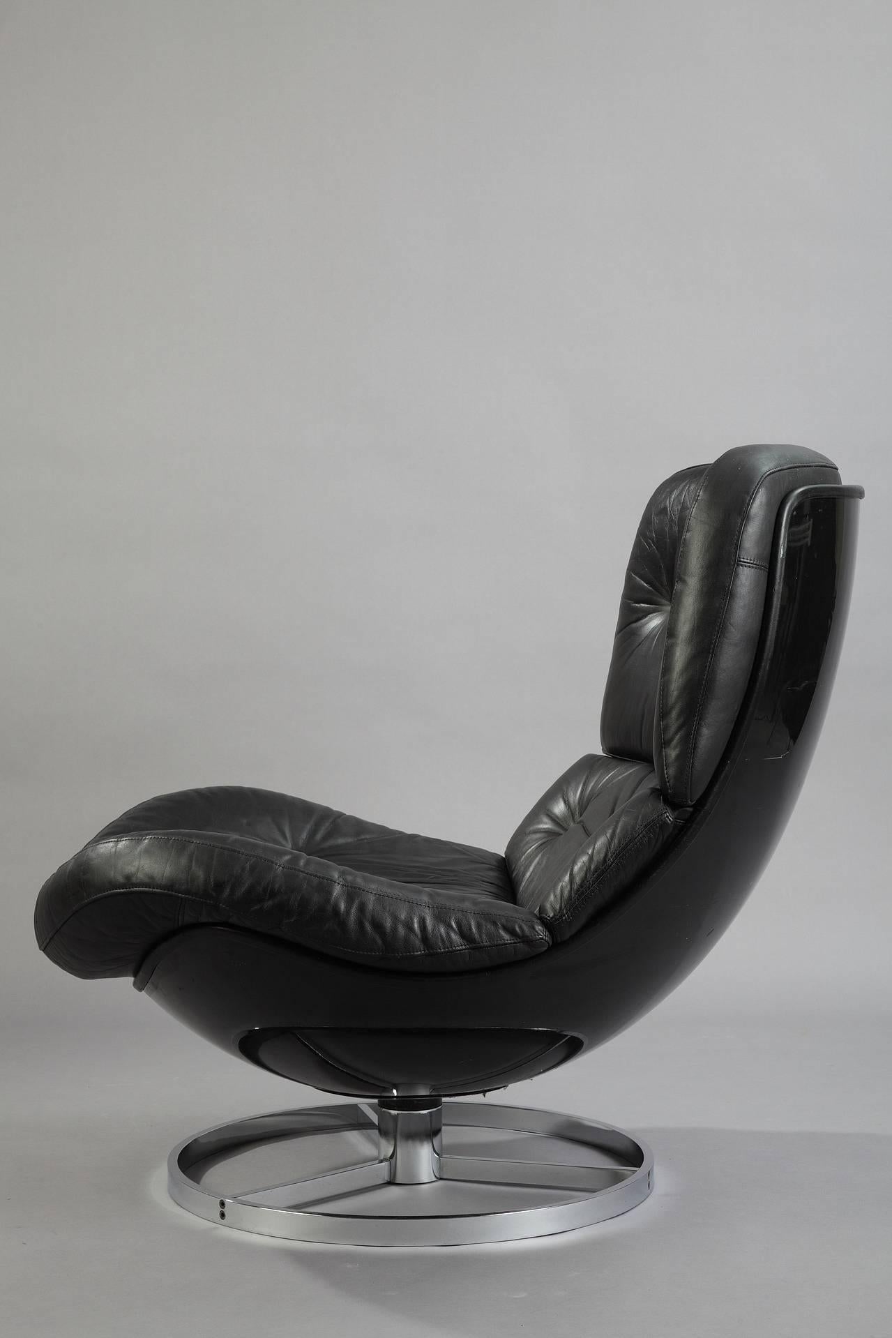 Pair of Swivel Armchairs and Ottoman in Fiberglass and Leather In Good Condition In Paris, FR
