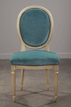 Fin du 19e siècle Huit chaises à dossier médaillon de style Louis XVI
