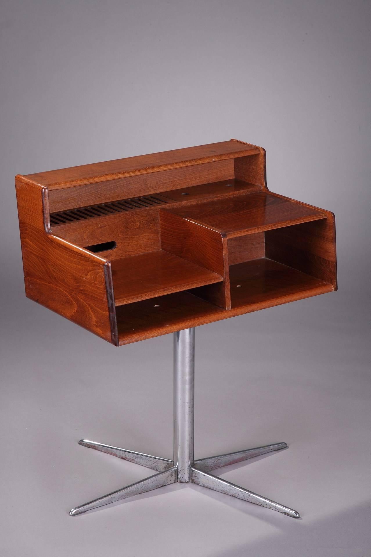 Midcentury Italian swivel console in exotic wood on chromed metal leg, manufactured by FIMSA in the 1960s. Can be used as end table, desk or nightstand. It is in good vintage condition.


circa 1960
Dimnesion: W 24.4 in,  D 15.4in, H