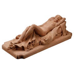 Grande sculpture en terre cuite représentant un Odalisque allongé sur un drapé
