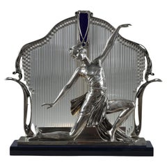 Art Decor avec danser en bronze argenté, signé Guirande.
