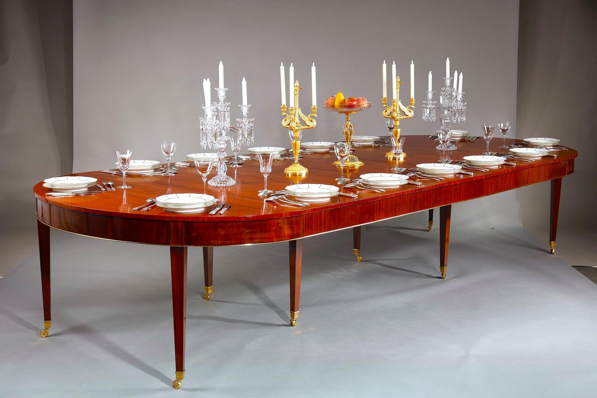 Very large mahogany dining table from the 19th century In Good Condition For Sale In Paris, FR