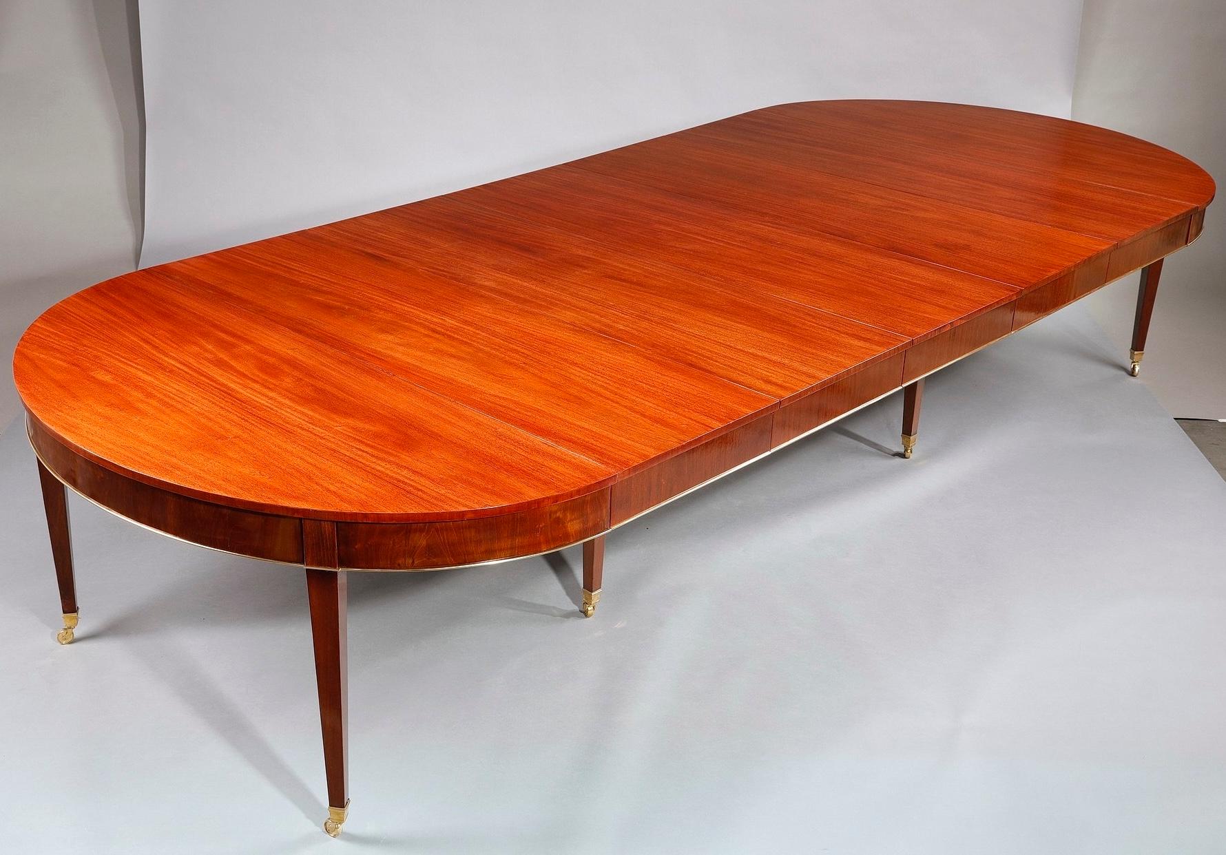 Very large mahogany dining table from the 19th century For Sale 1
