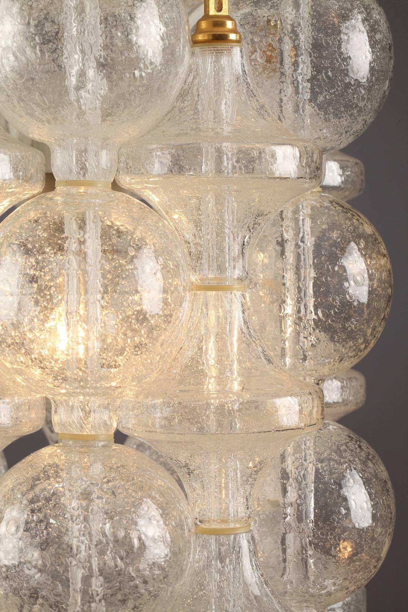 Lacquered iron chandelier with ten columns of bubble glass, designed in the 1960s in Venini taste. Manufactured in Italy. Another chandelier available,  

circa 1960
Dimensions: W: 10,6 in D: 10,6 in - H: 28,3 in.
Dimensions: L:27 cm, P:27 cm,