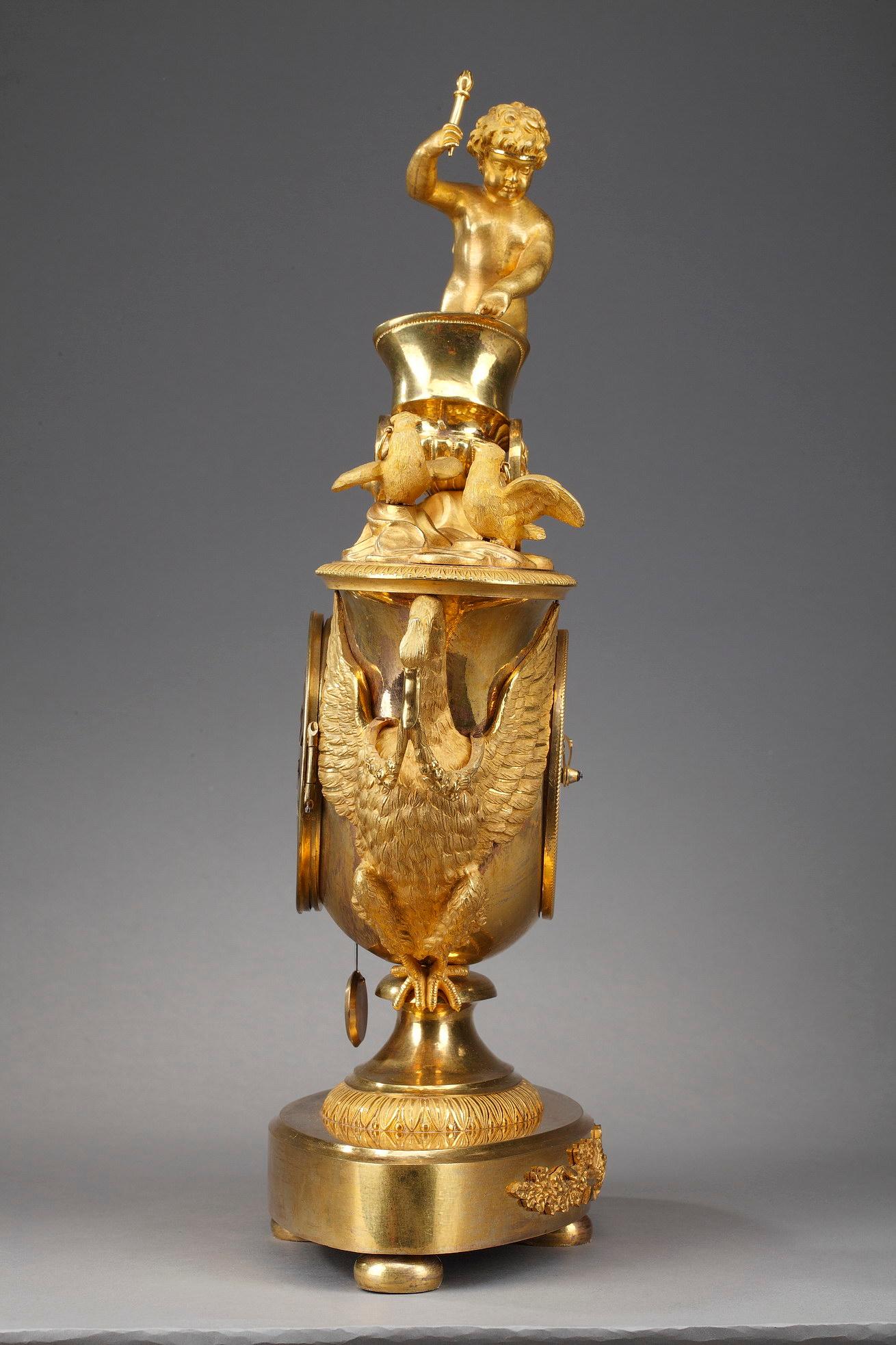 Doré Pendule de cheminée Empire du début du XIXe siècle avec Cupidon en chariot en vente
