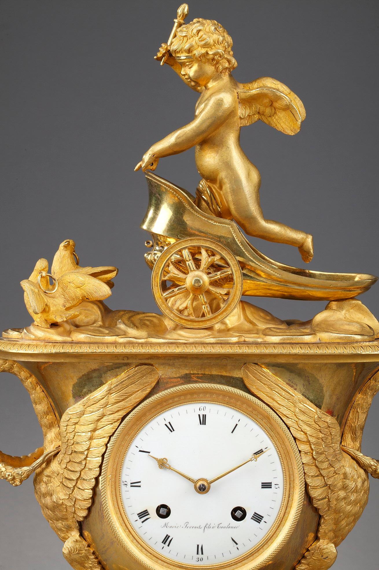 Bronze Pendule de cheminée Empire du début du XIXe siècle avec Cupidon en chariot en vente