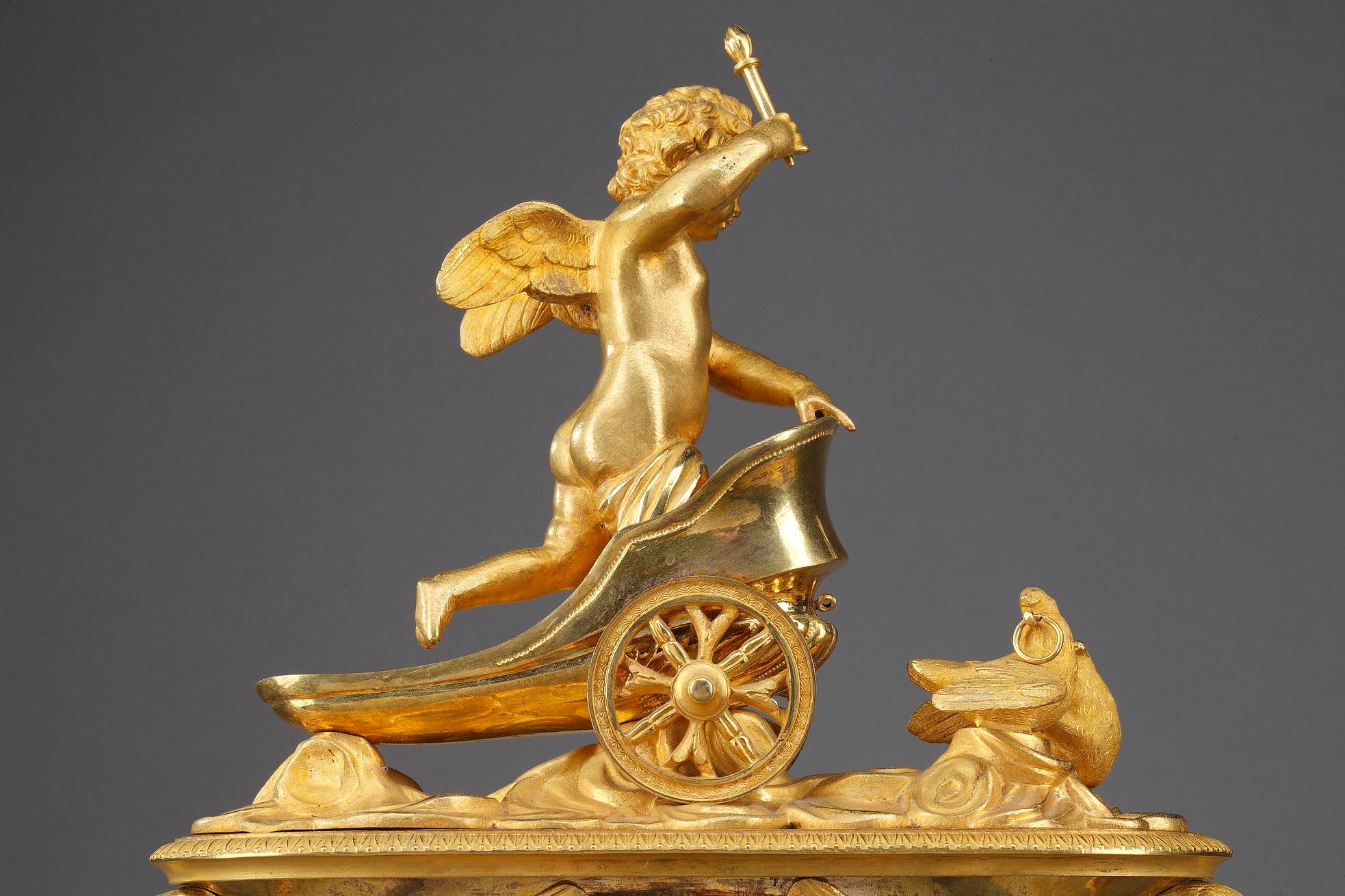 Pendule de cheminée Empire du début du XIXe siècle avec Cupidon en chariot en vente 12
