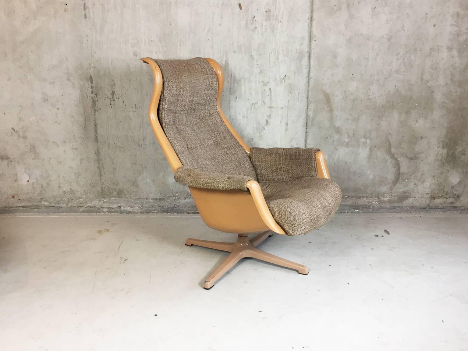 A pair of galaxy or form eight chairs by Alf Svensson & Yngvar Sandstrom for DUX. These chairs are very hard to find as a pair, they are much sought after with a strong investment value.

The design is from 1968 and pre dates designs by Robin