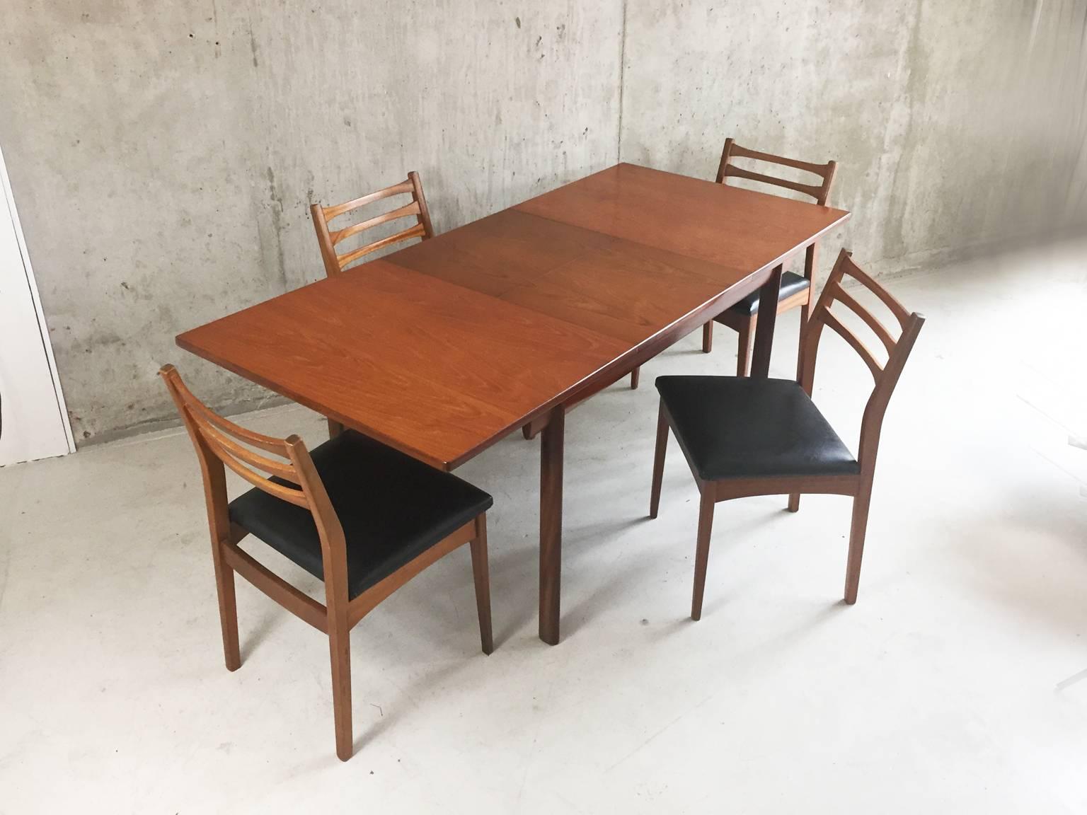 A high quality stylish extendable table from English manufacturer White and Newton (original label on item). The table is extendable by means of a central folded segment which folds away under the surface when not in use.

The chairs are by very