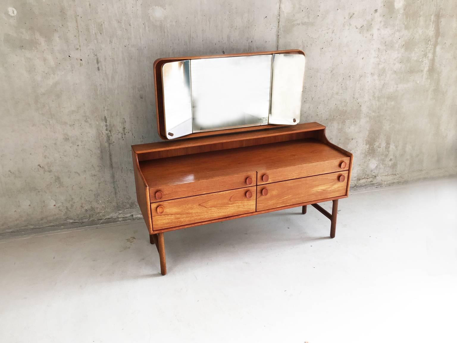 An exceptional dressing table made by the well-known antique furniture manufacturers Meredew. Having been in business since the 19th century, they embraced modernism in the 1950s and produced furniture that epitomized the period.

The piece