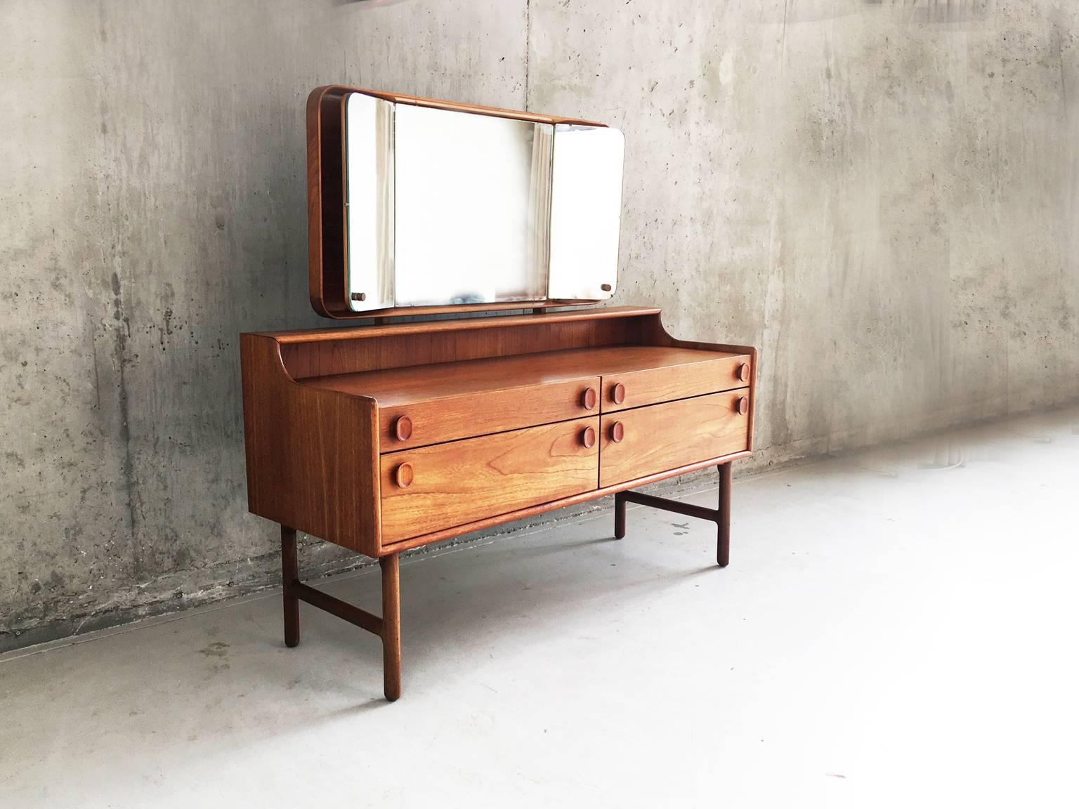 1970s dressing table