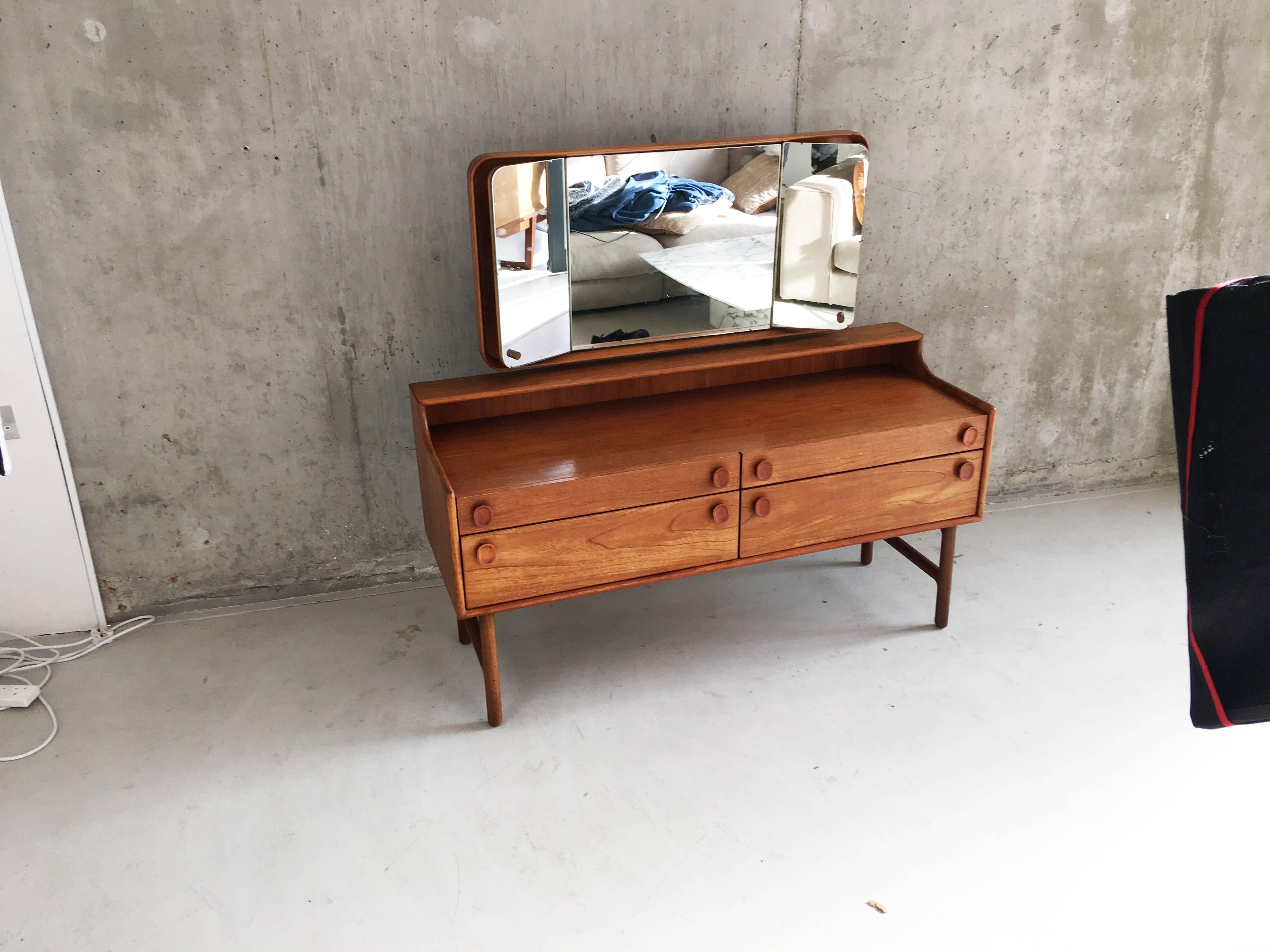 Mid-Century Modern 1970s Mid-Century Dressing Table by Meredrew with Adjustable Side Mirrors For Sale