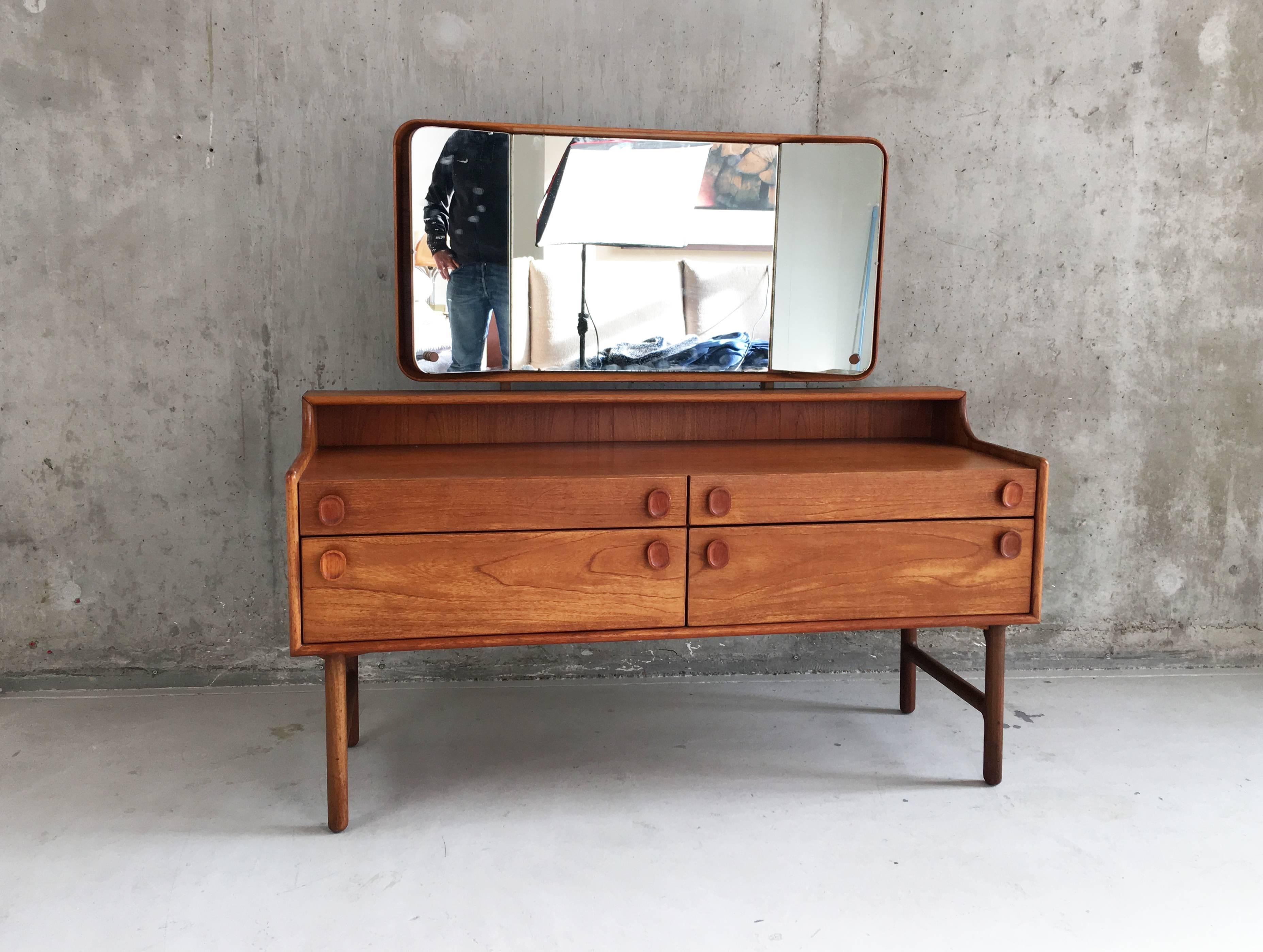 1970s Mid-Century Dressing Table by Meredrew with Adjustable Side Mirrors In Good Condition For Sale In London, GB