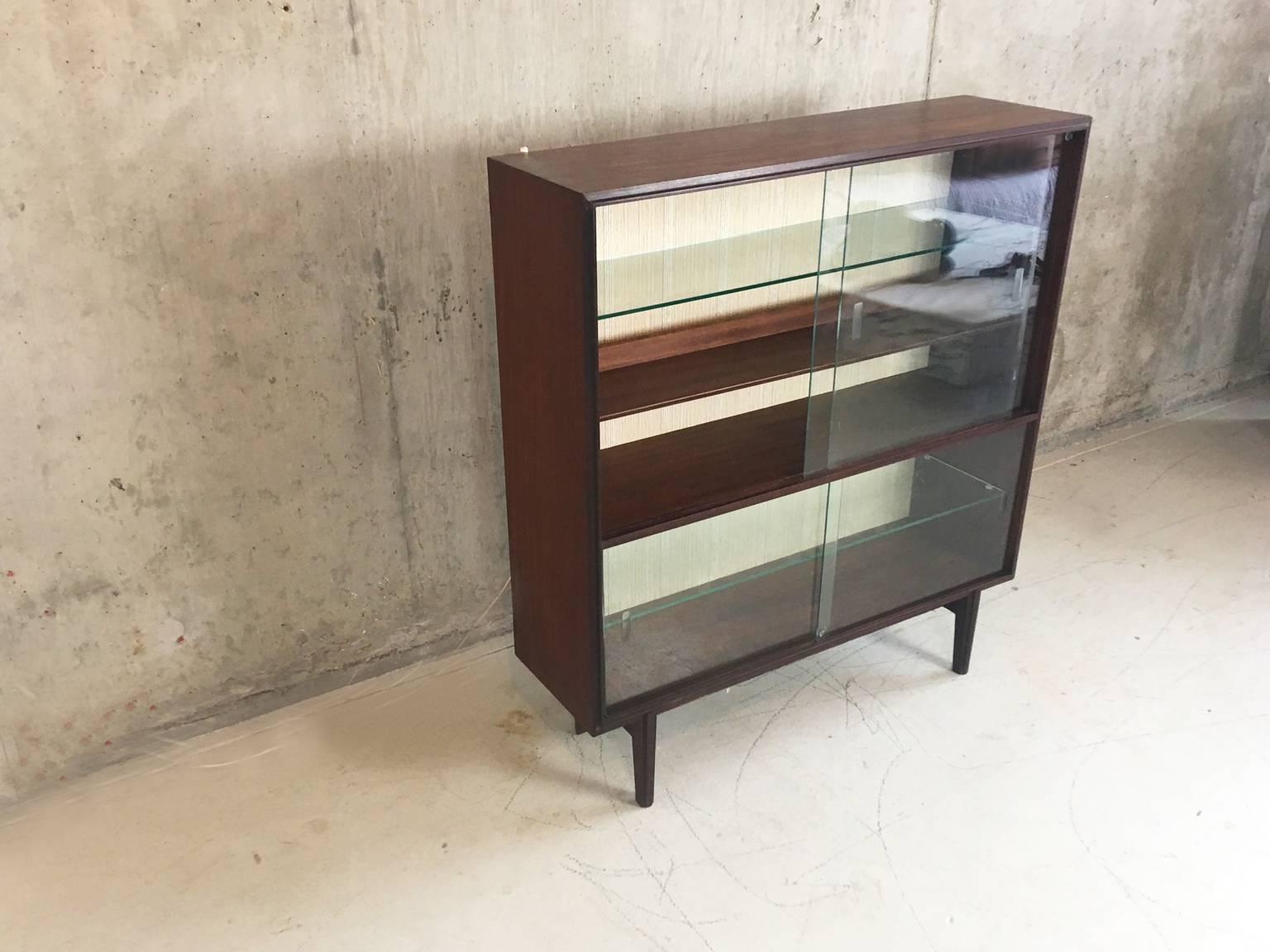 Mid-Century Modern 1970s Mid-Century Beaver and Tapley Illuminated Book Case/Display Cabinet For Sale