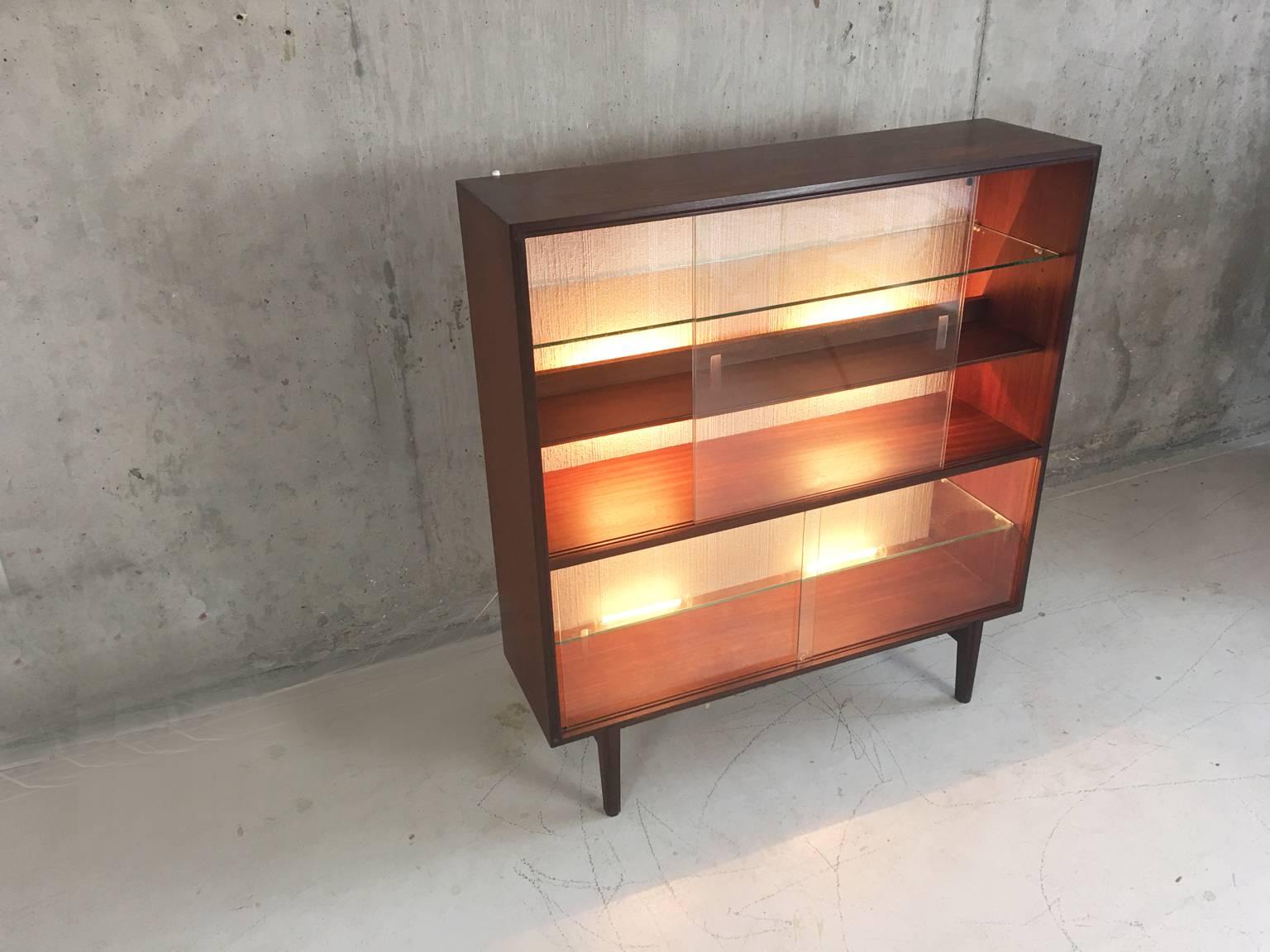 1970s Mid-Century Beaver and Tapley Illuminated Book Case/Display Cabinet In Good Condition For Sale In London, GB