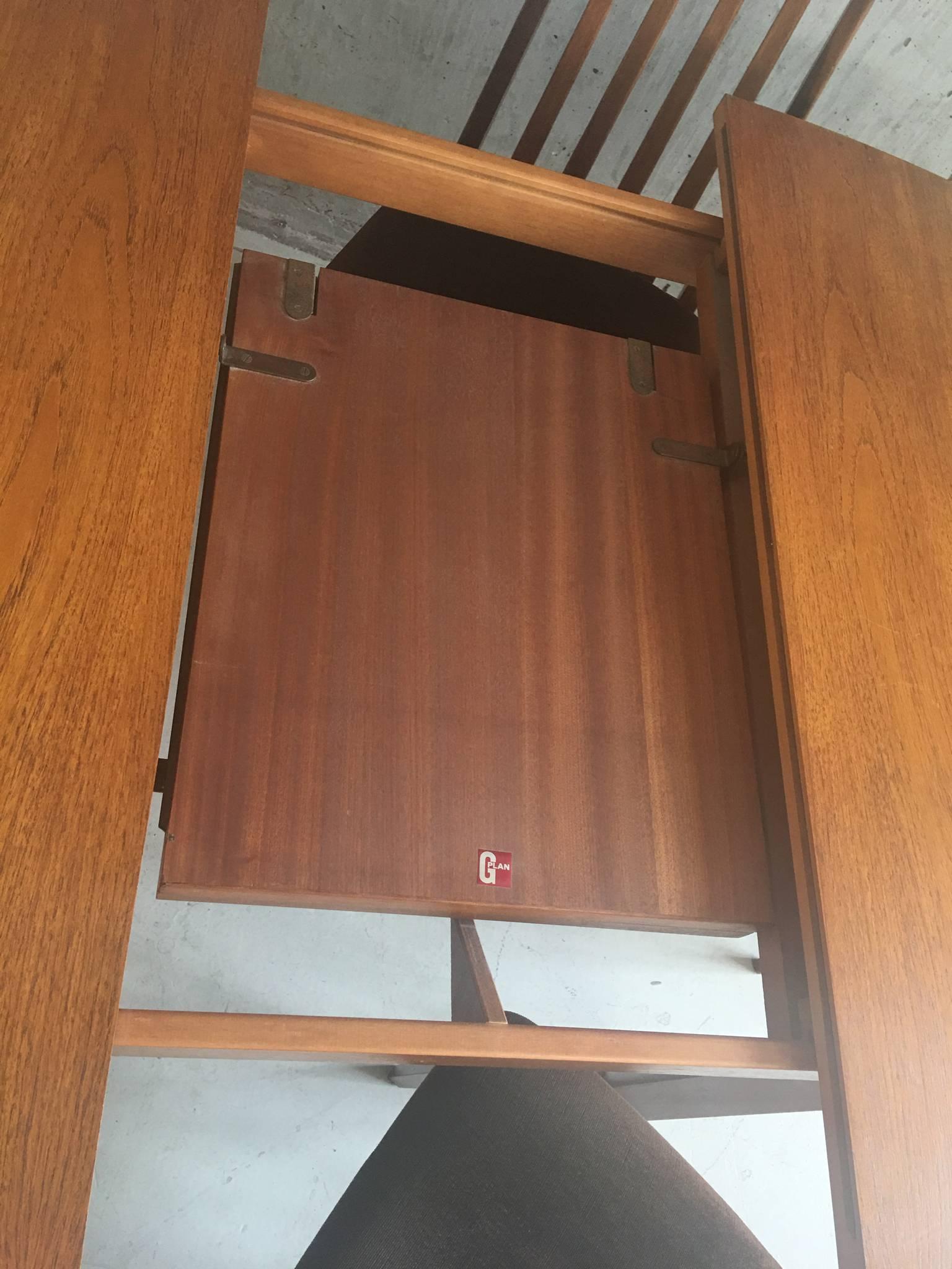 1970s Mid-Century Original G Plan Extendable Table and Four Dining Chairs In Good Condition In London, GB