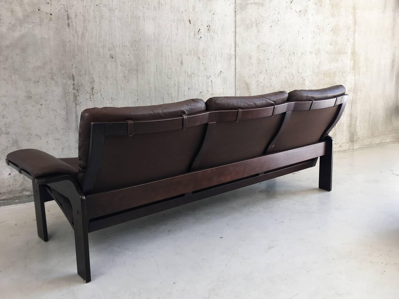 1970s Jeki Mobler Danish Mid-Century Brown Leather Three-Seat Sofa In Excellent Condition For Sale In London, GB