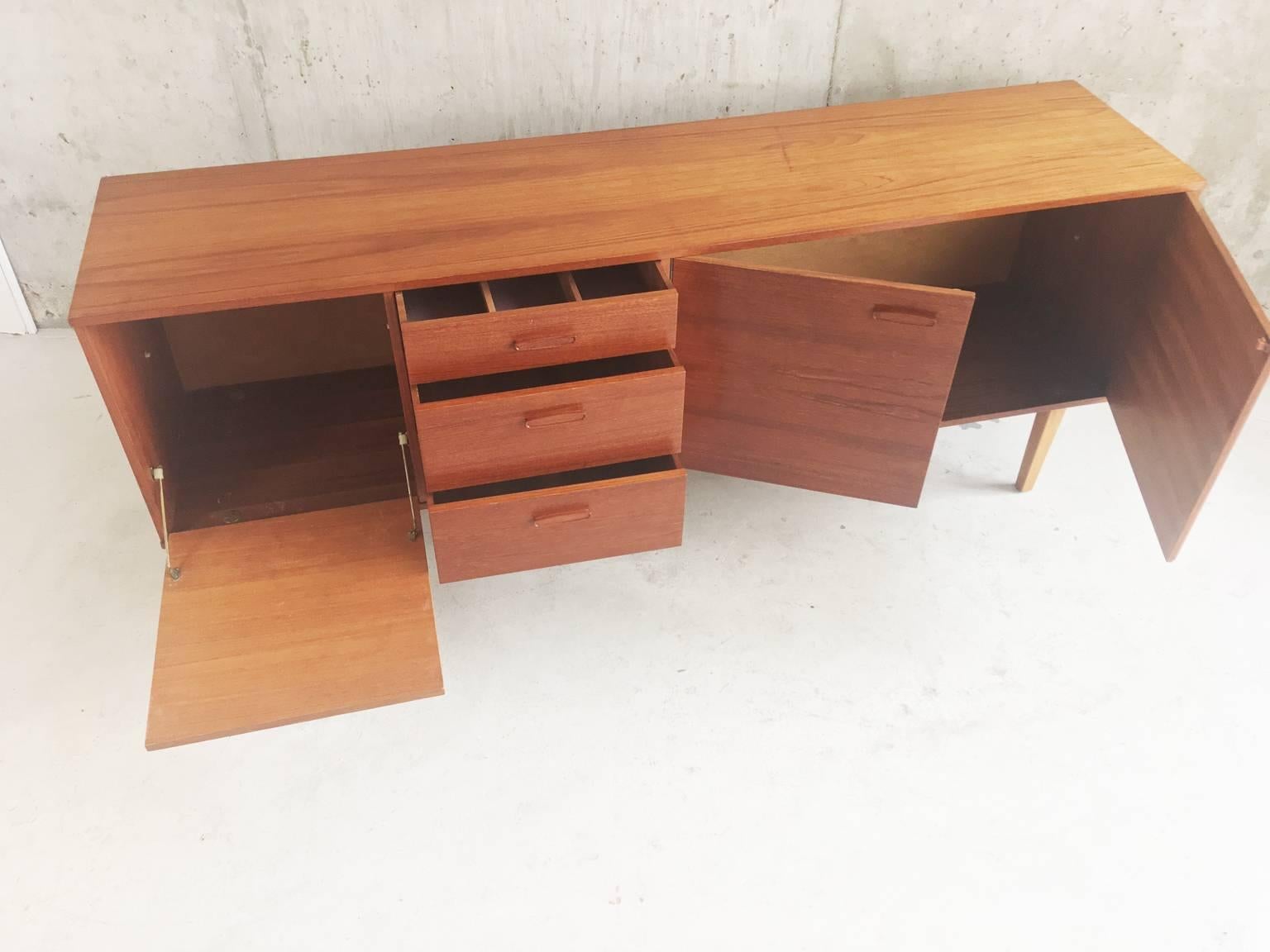 A lovely example of an Avalon Mid-Century sideboard. Avalon is a well-known British manufacturer who were based Yatton in Somerset, the company dates back to the1960s. It's finished in a teak veneer and is in great vintage condition.
 