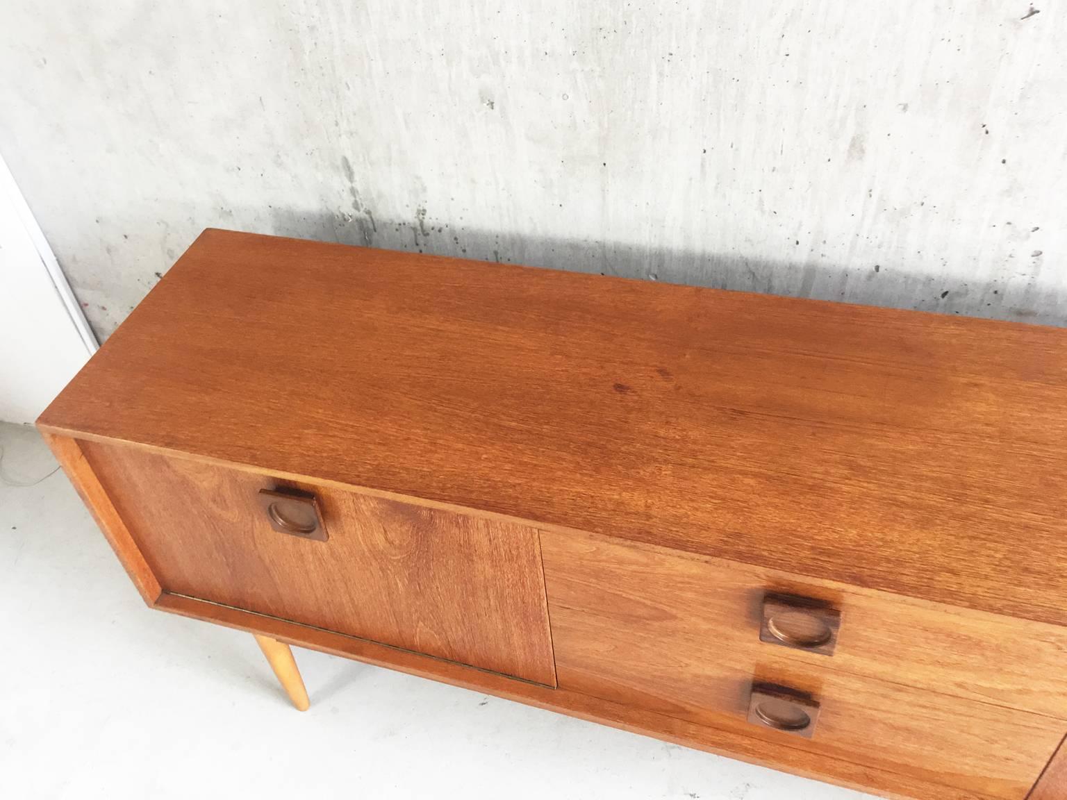1970s Danish Modern Mid-Century Long Teak Sideboard In Good Condition For Sale In London, GB