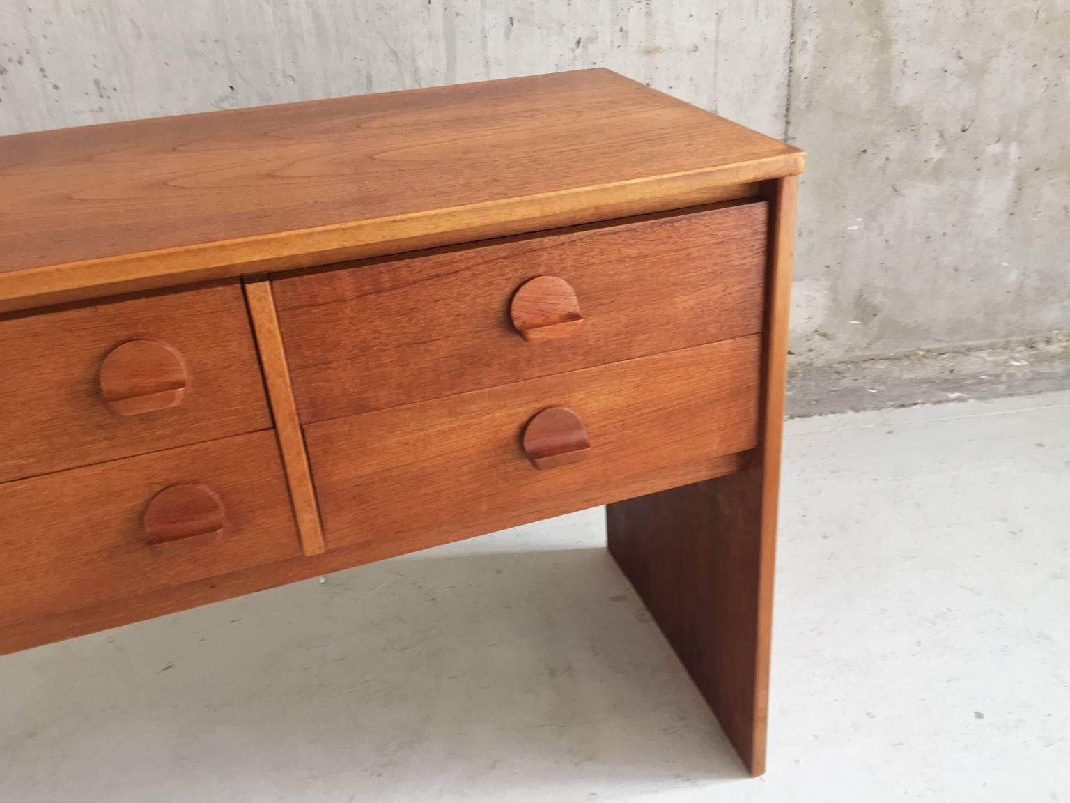 Mid-Century Modern 1960s Mid-Century Stag Cantata Elevated Chest of Drawers by John & Silvia Reid For Sale