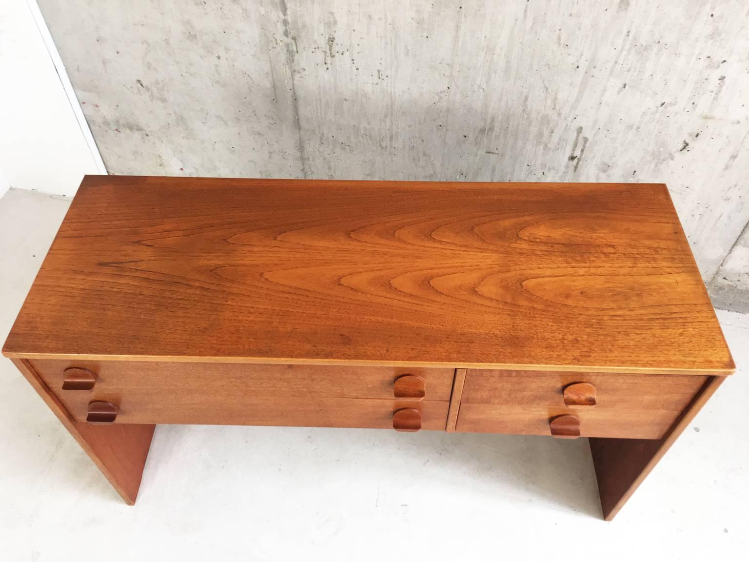 1960s Mid-Century Stag Cantata Elevated Chest of Drawers by John & Silvia Reid In Excellent Condition For Sale In London, GB
