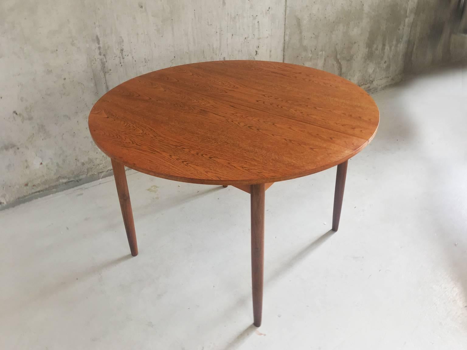 Great Britain (UK) 1970s G Plan Mid-Century Extendable Teak Dining Table For Sale