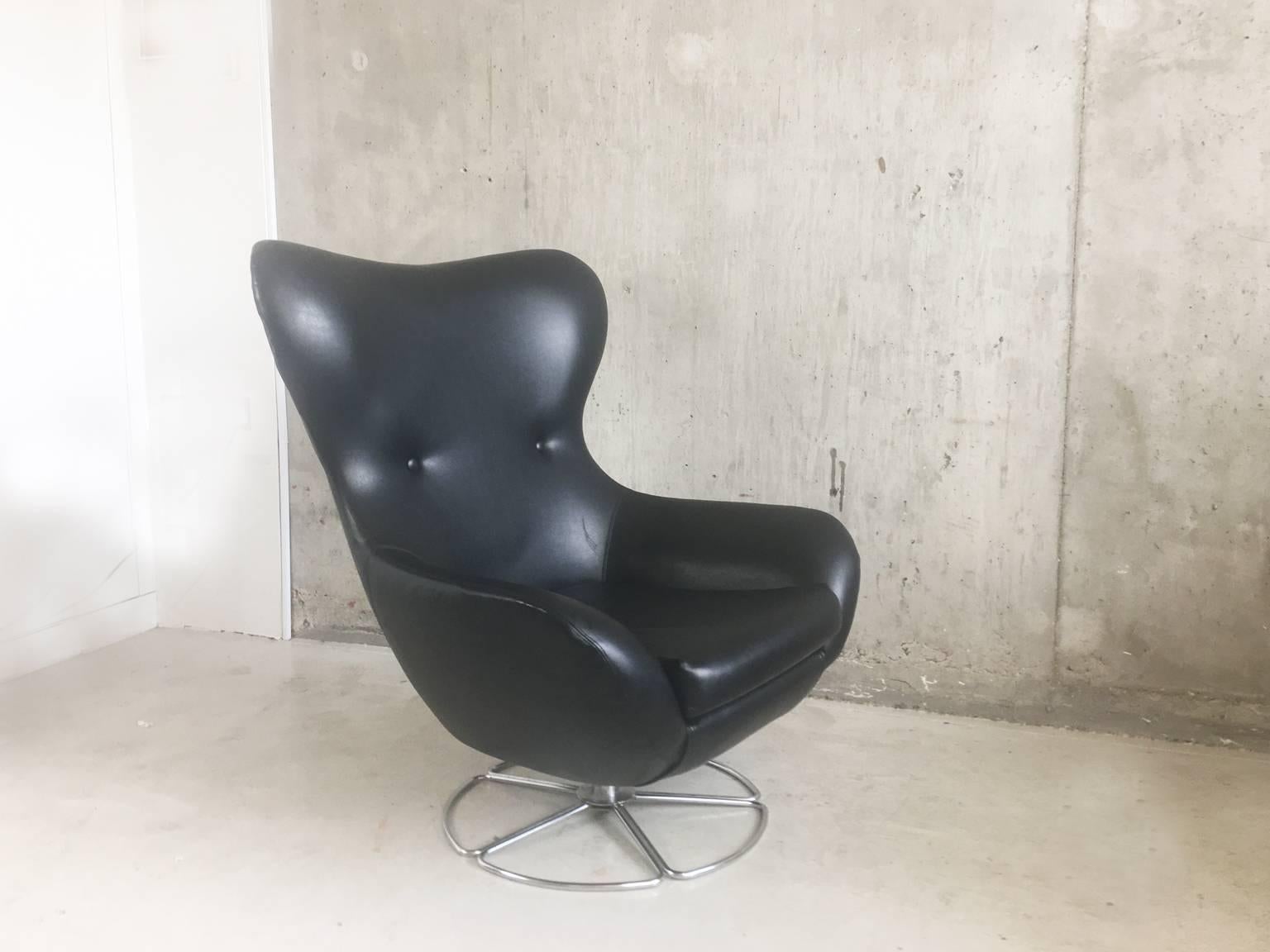 Plated 1970s Mid-Century Large Black Vinyl Lounge Chair For Sale