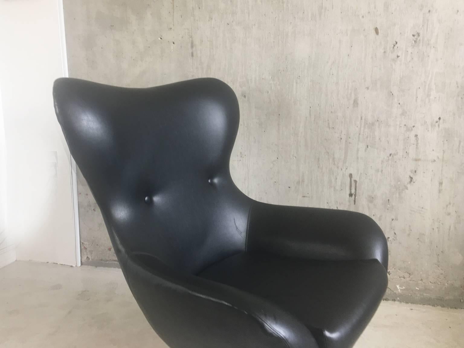 Late 20th Century 1970s Mid-Century Large Black Vinyl Lounge Chair For Sale