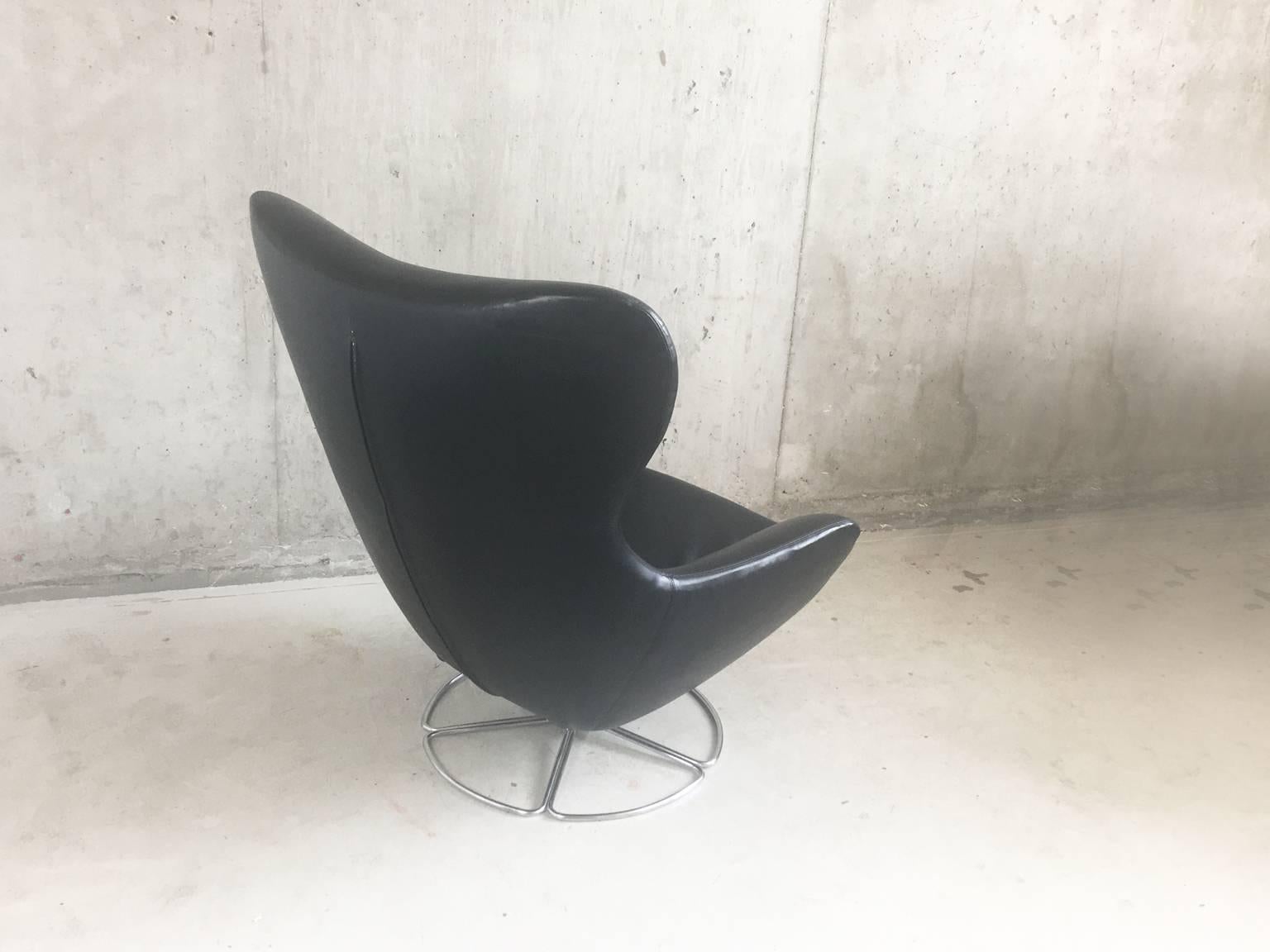 Chrome 1970s Mid-Century Large Black Vinyl Lounge Chair For Sale