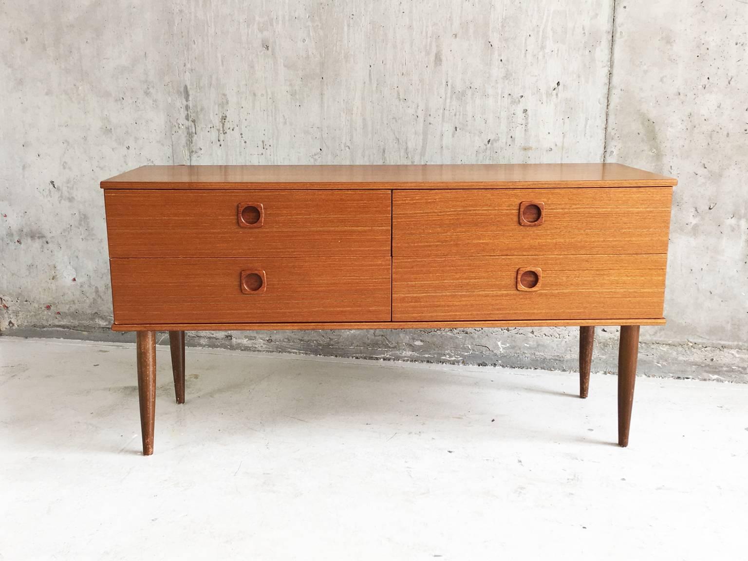 1970s Mid-Century Teak Schreiber Chest of Drawers with Recessed Draw Pulls In Good Condition For Sale In London, GB