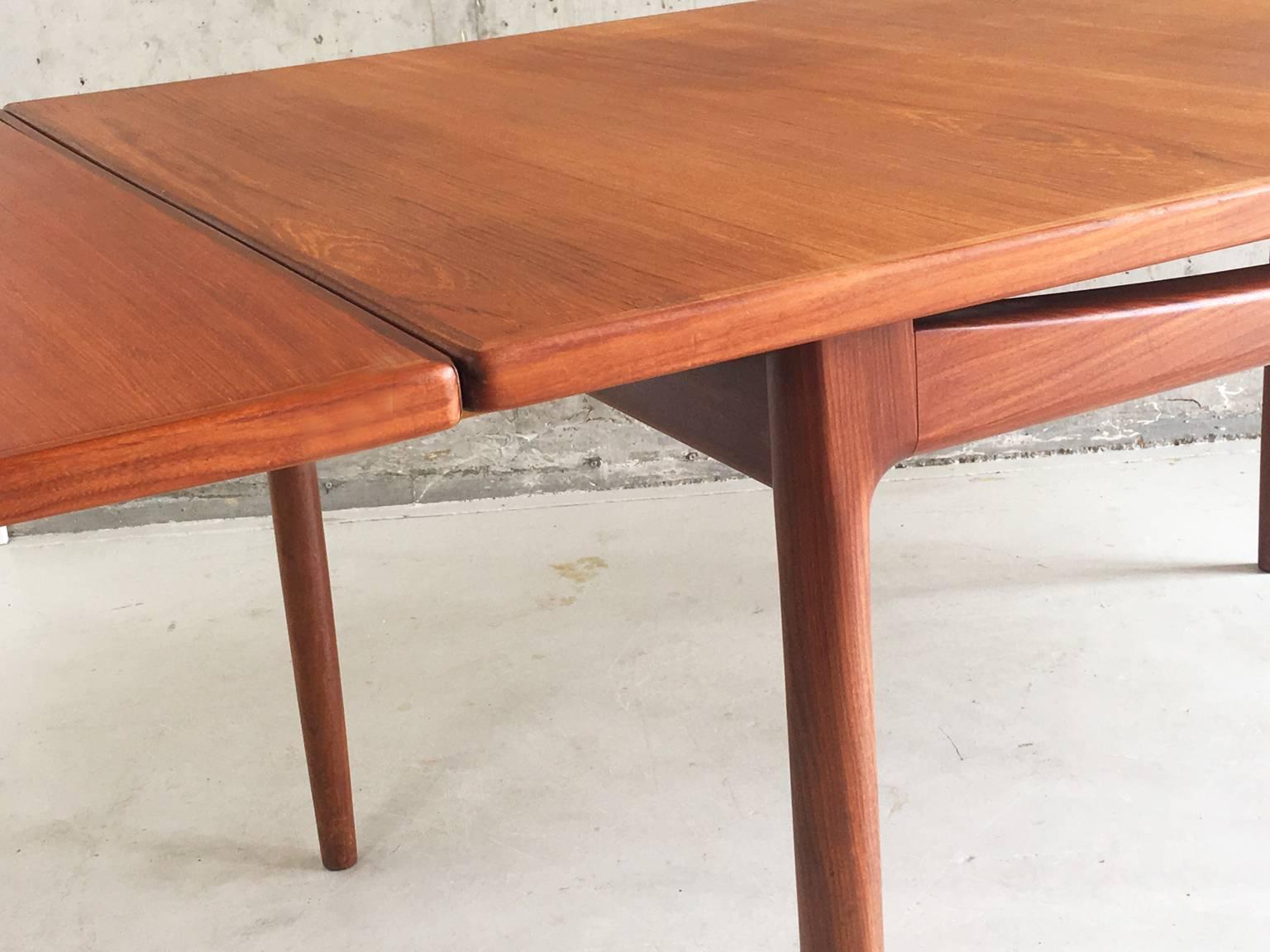 Ib Kofod-Larsen for G-Plan’s Danish Range 1960s Teak Extendable Dining Table For Sale 1