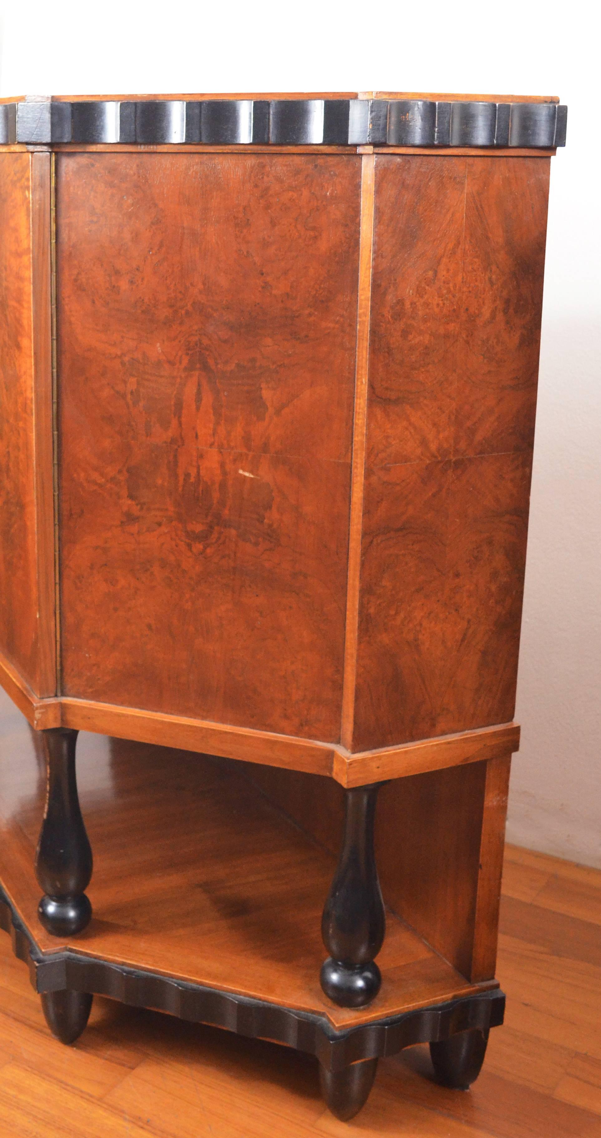 A pair of small Art Deco side cabinets, 1930, Italy.
The body of these two cabinets is entirely veneered with burr walnut and walnut, as well as the front door.
The top of each cabinet is shaped with canted angles above a central door enclosing a