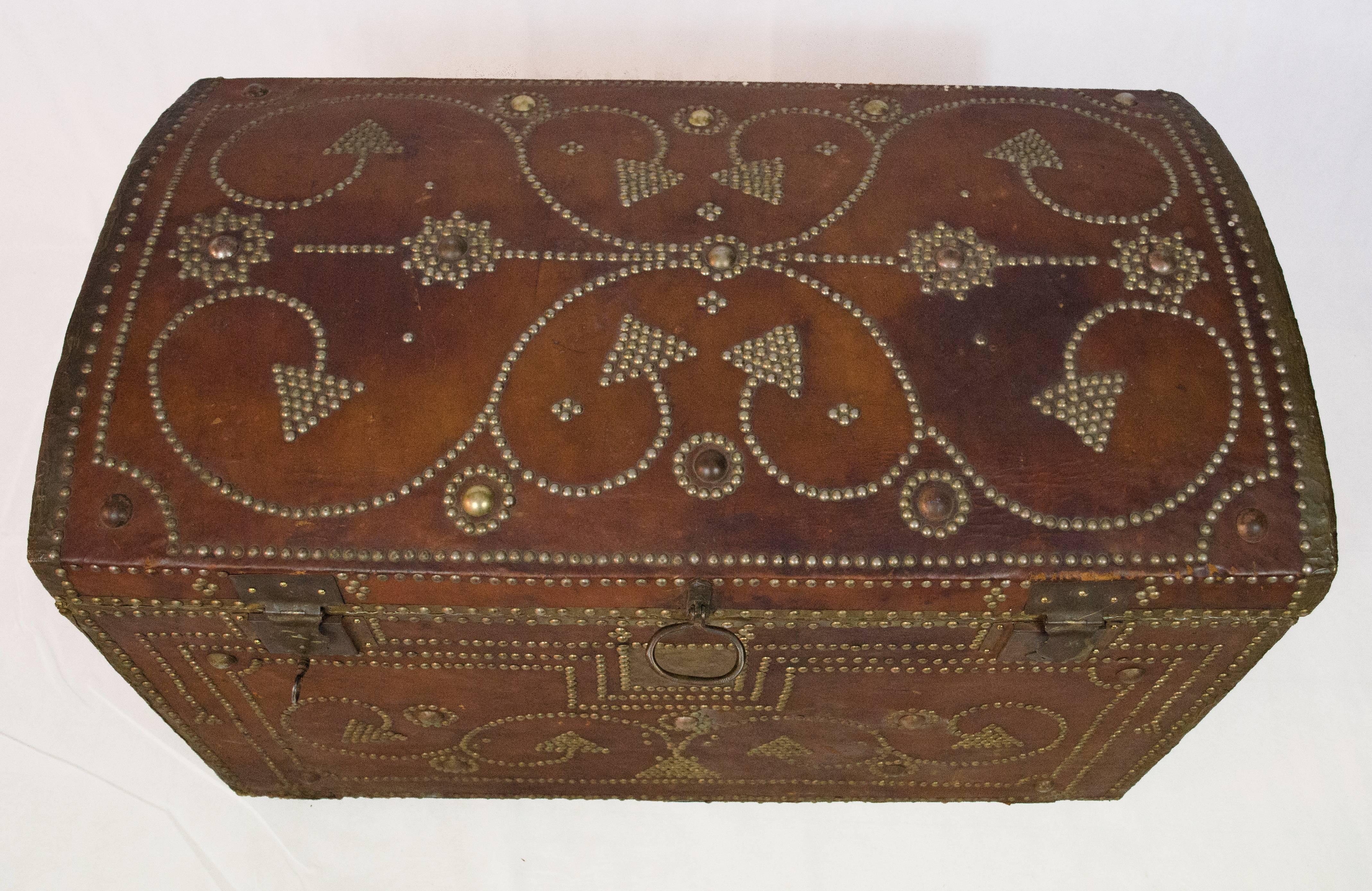 Brass Early 20th Century Italian leather and brass studs Trunk 