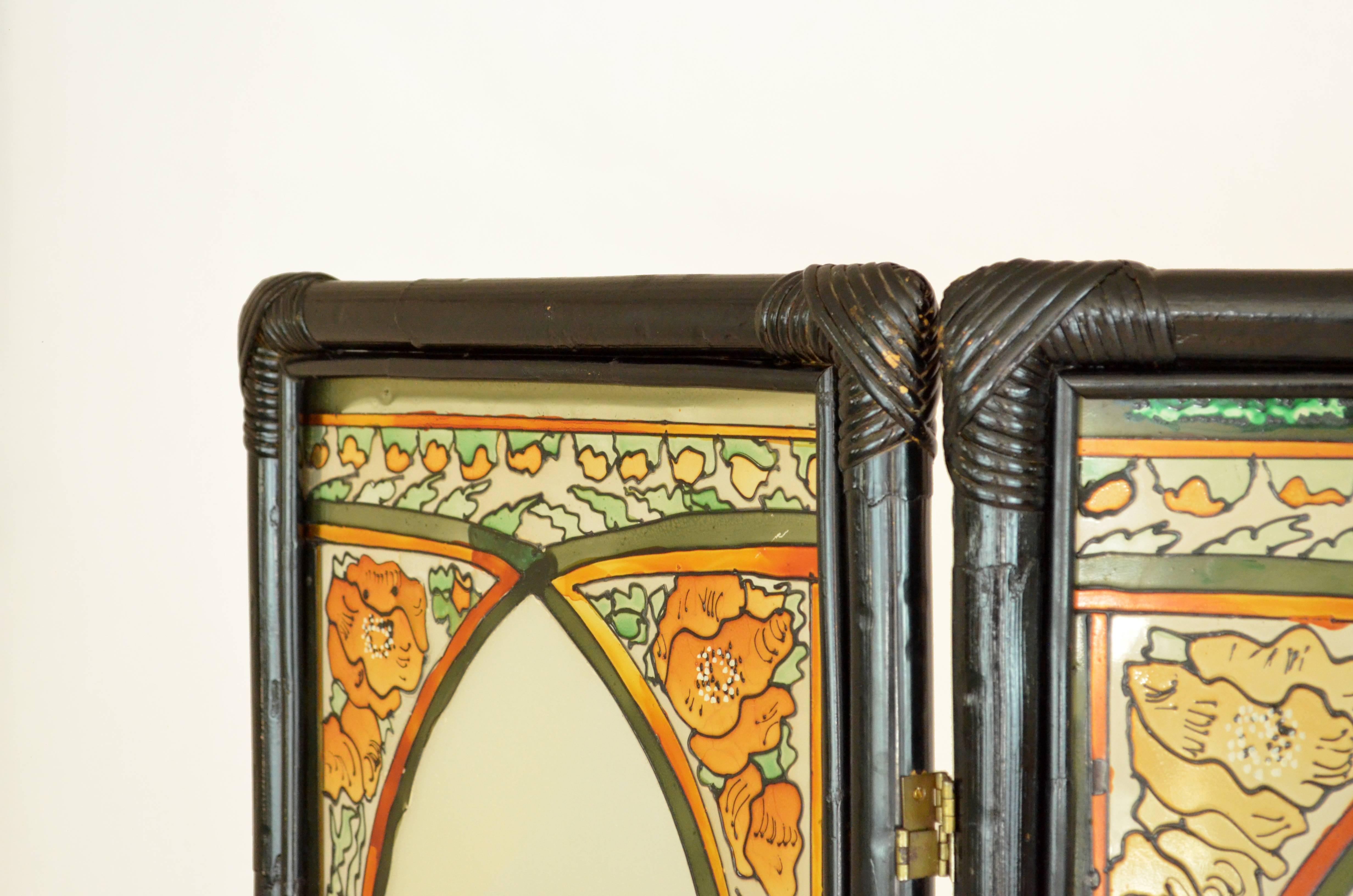 Magnifique paravent Art Nouveau en trois parties, provenant d'Italie et datant du début du 20ème siècle. Les verres soudés au plomb sont finement laqués.
Les trois femmes s'inspirent des figures d'Alfons Mucha,
les 