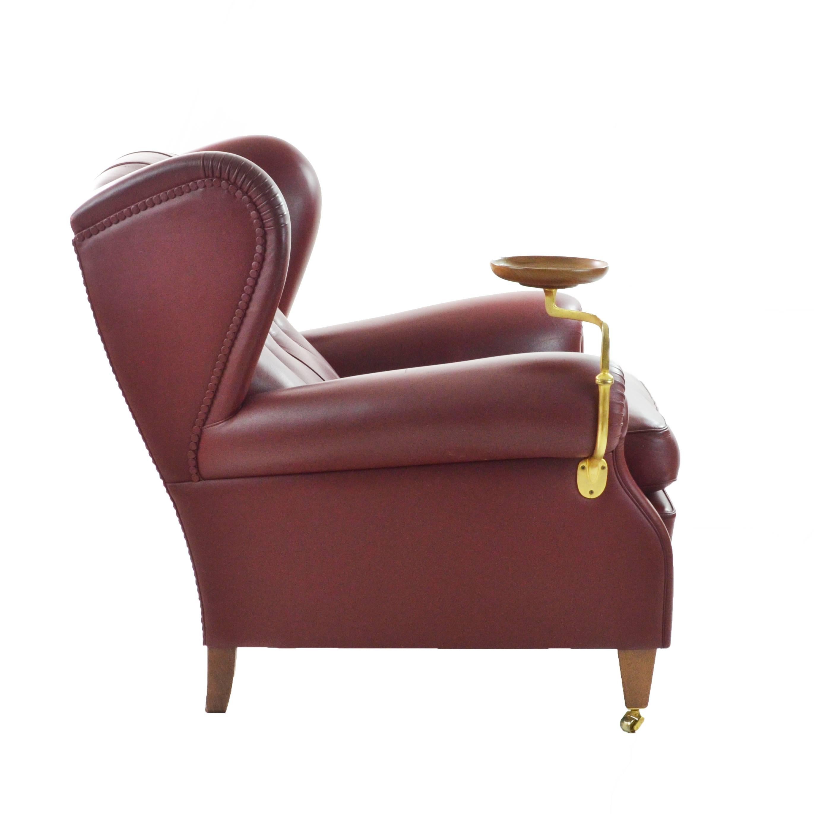 Poltrona Frau originale modello nr 1919, in pelle rosso scuro, marcata e numerata. Come indicato sulla targhetta in ottone posta sul retro, si tratta di una riedizione del famoso modello 1919 realizzata secondo la formula originale con pelle di