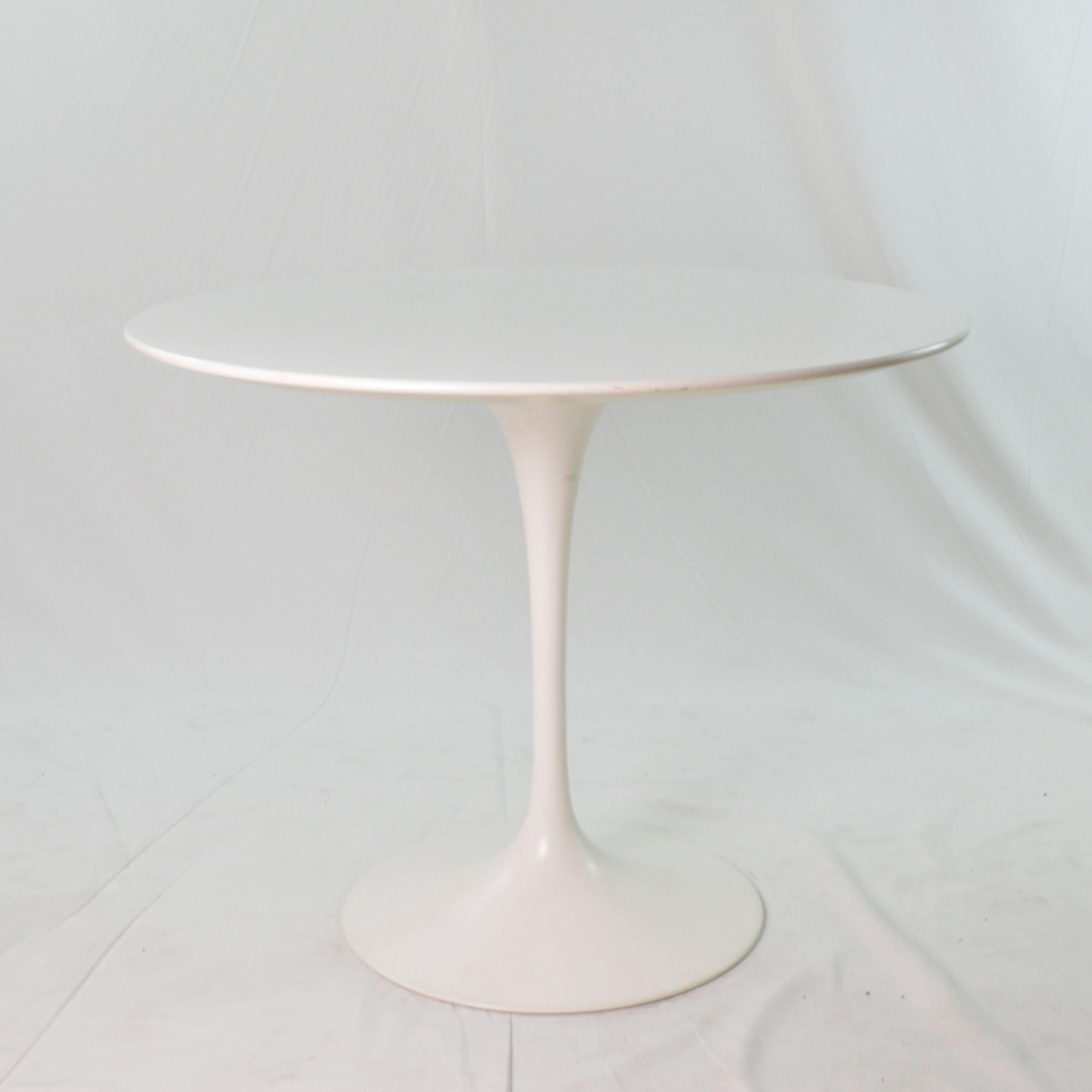 Iconic design table with central unique leg part of the Pedestal collection. With the Pedestal collection, Eero Saarinen resolved the 