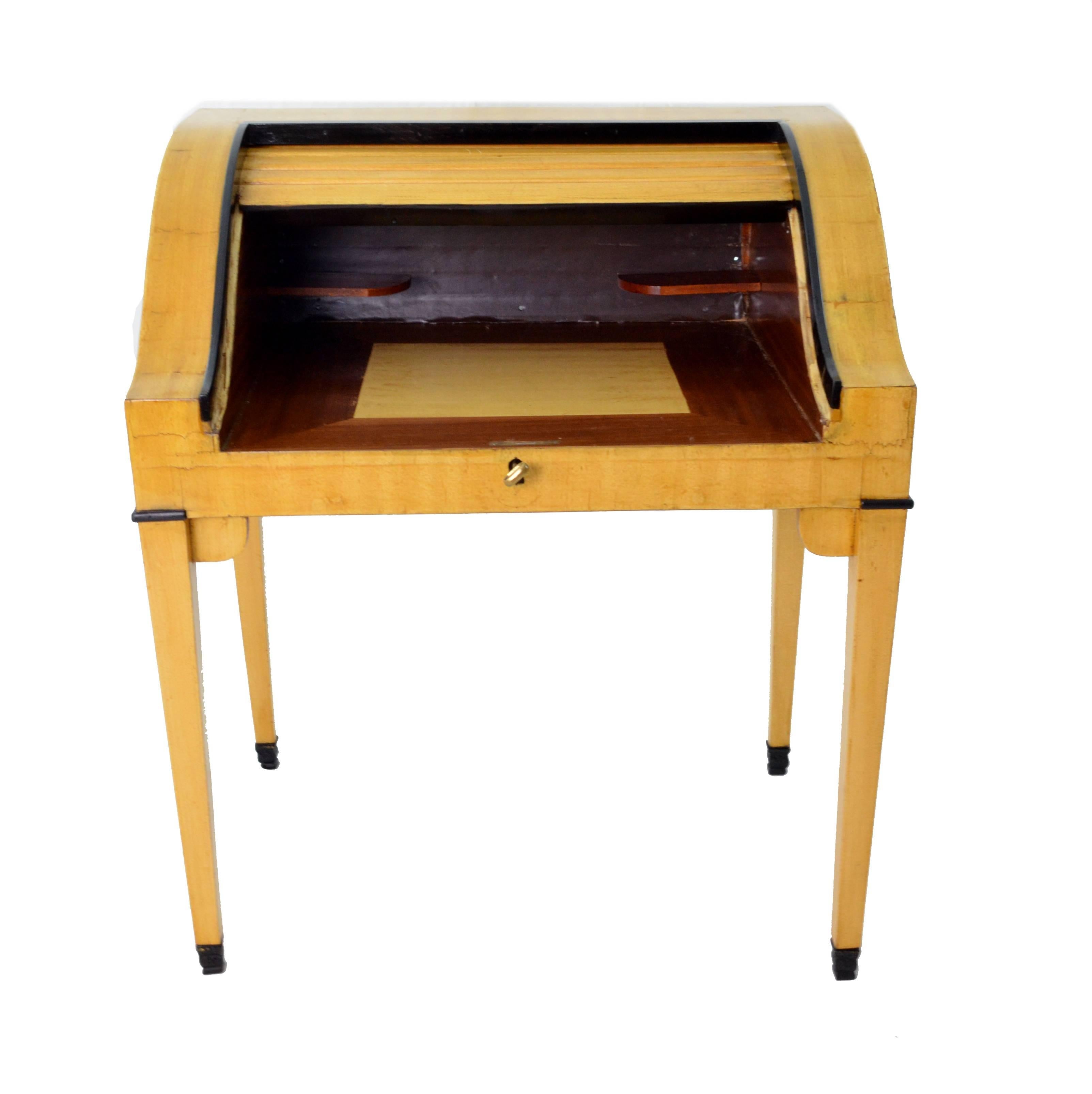 Small and functional desk from French Art Deco period 1930s with shutter door.
The structure is in maple and the inner part is in mahogany with black ebonized details.
We have done a conservative restoration.
The small size allows you to set this