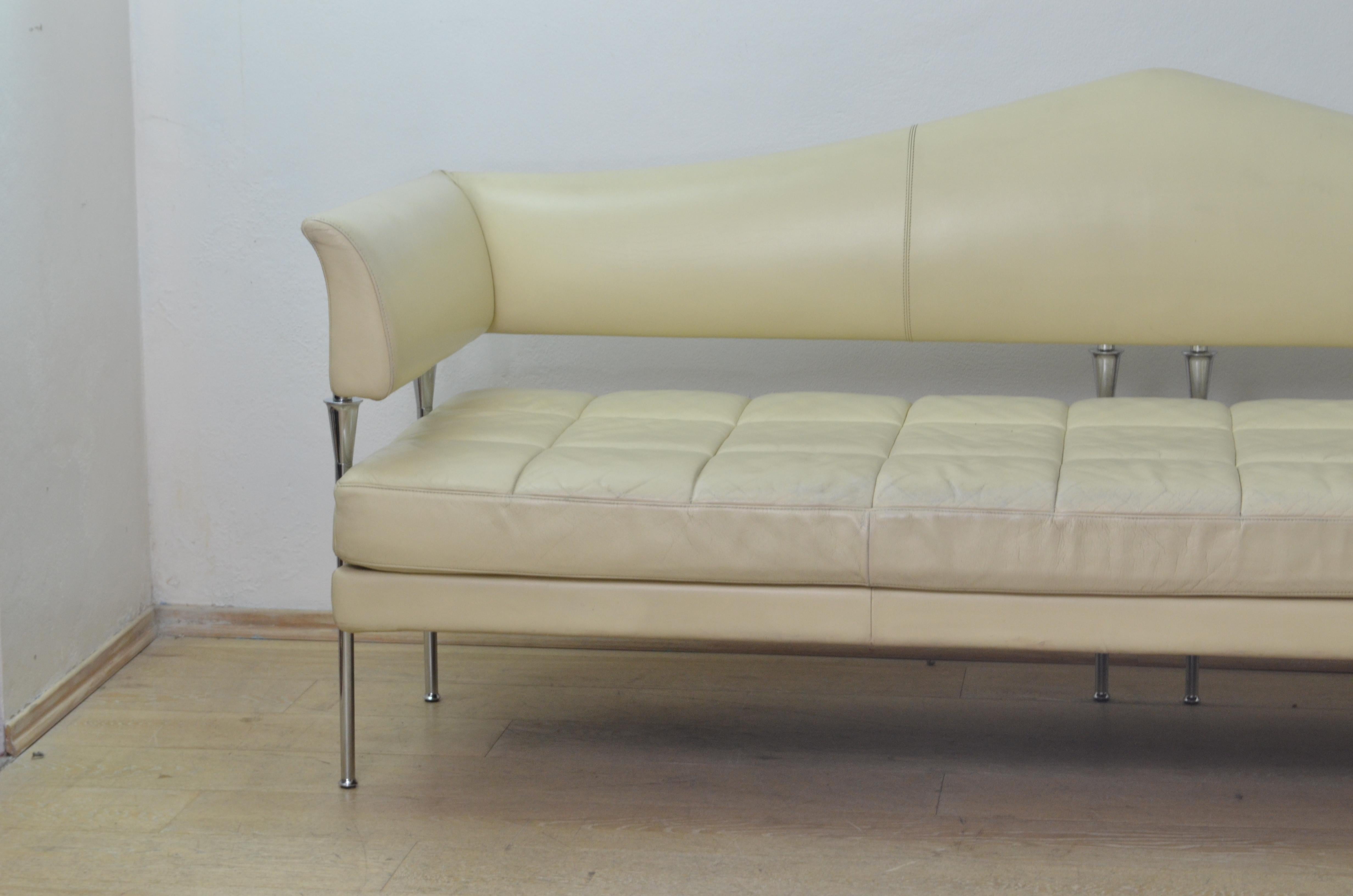 Original Poltrona Frau sofa or bench. The model is named Hydra and is produced by Poltrona Frau since 1992. It is upholstered in beige cream color leather. It is composed by a single seat equipped with armrest and back rest. The base structure is