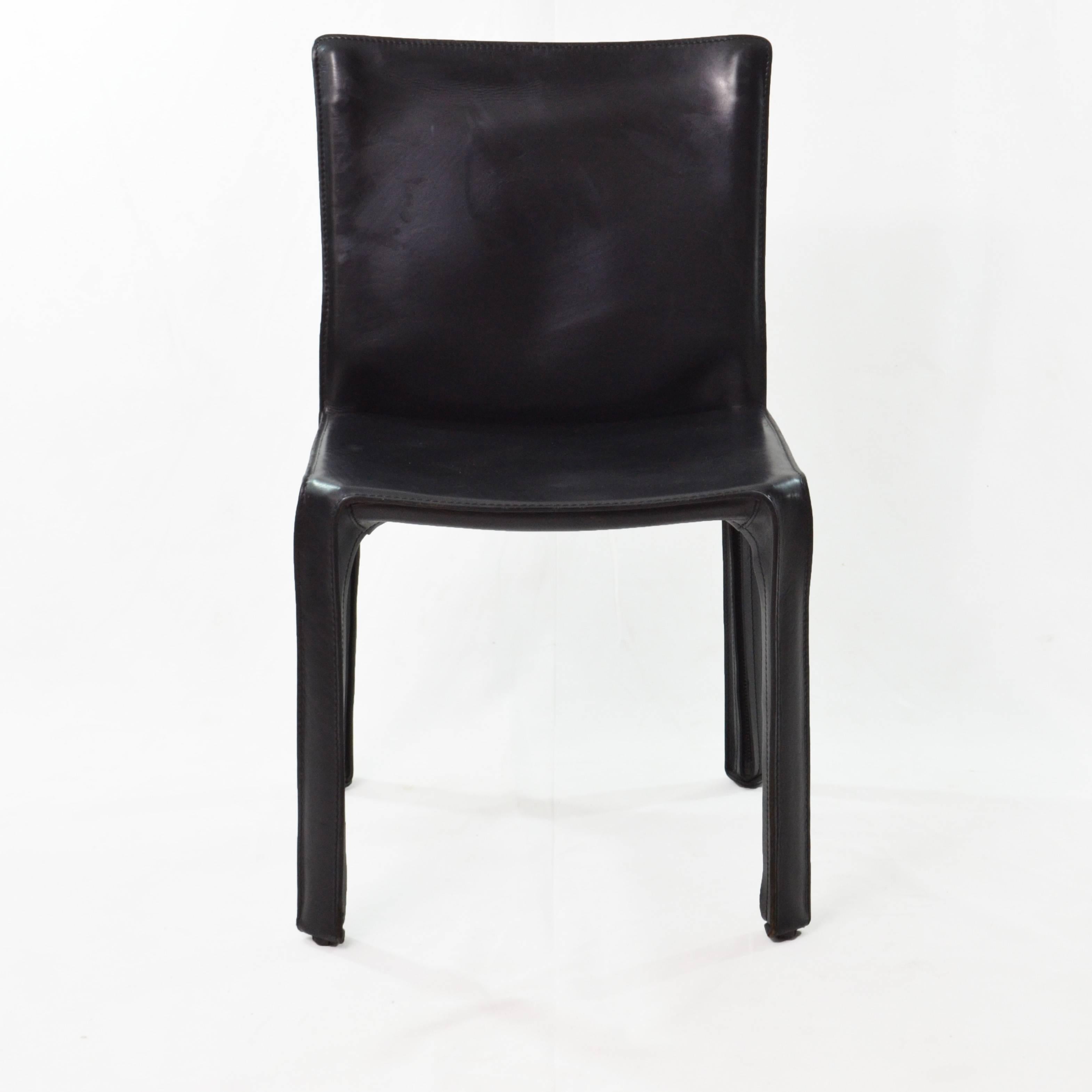Set of 2 Cab chairs model. nr 412 in black leather - Cab was conceived by the architect Mario Bellini in 1977: a skeleton in tubular steel and stretched, stitched leather, fastened to the frame with four zips. The Cab chair is part of the collection